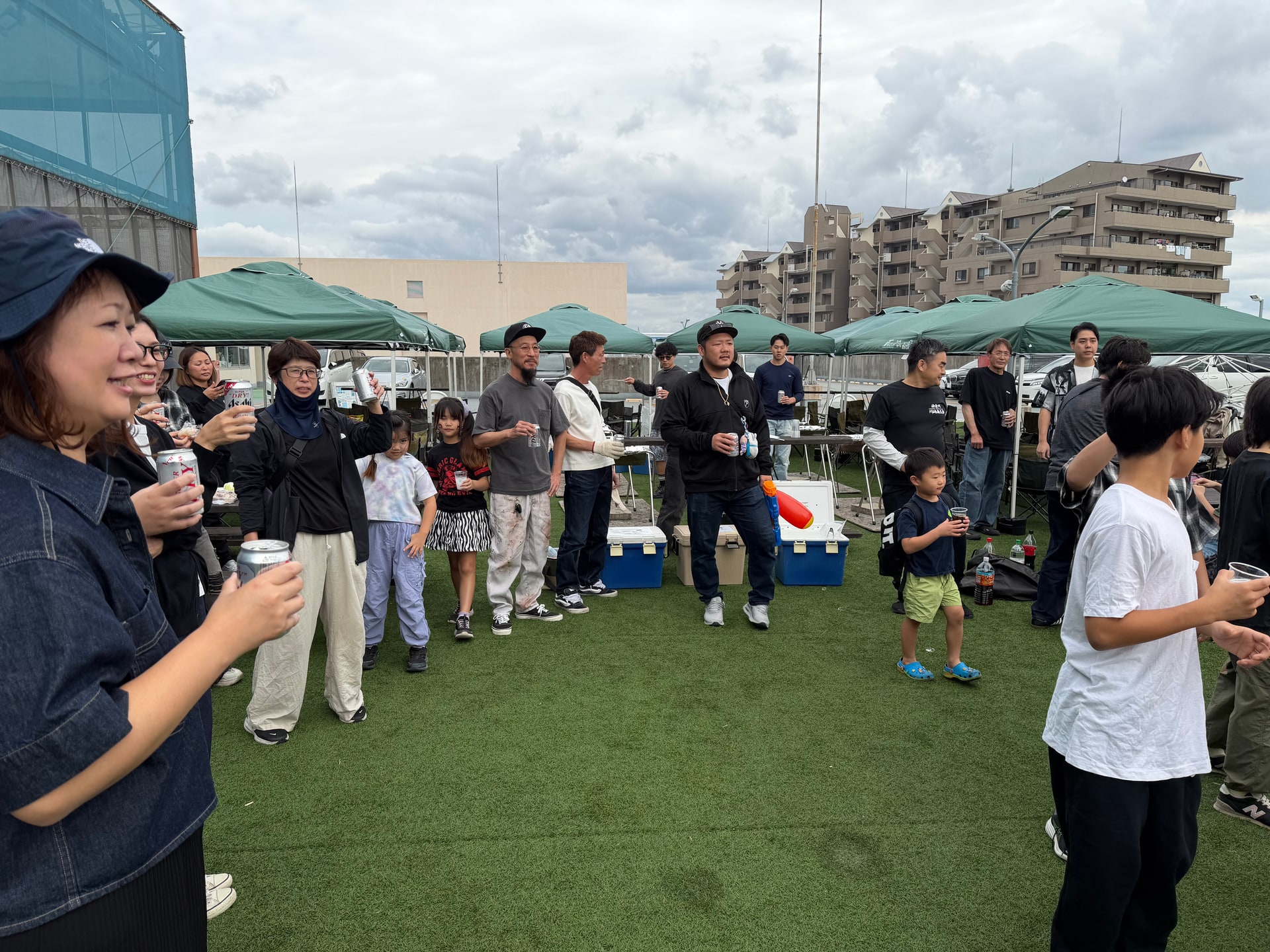 屋上の人工芝広場で乾杯・歓談している様子
