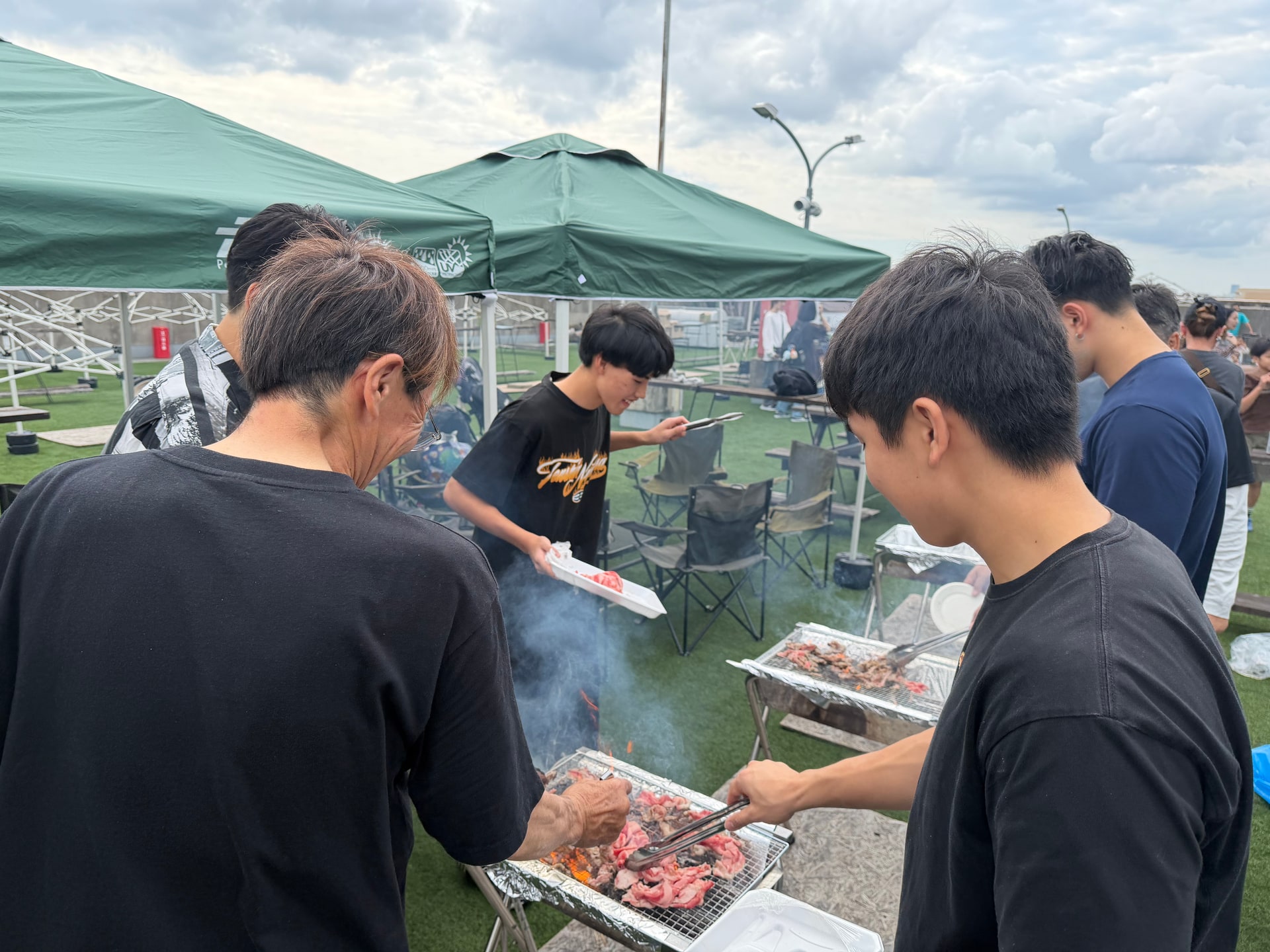 炭火グリルで肉を焼いている様子・煙が立ち上る