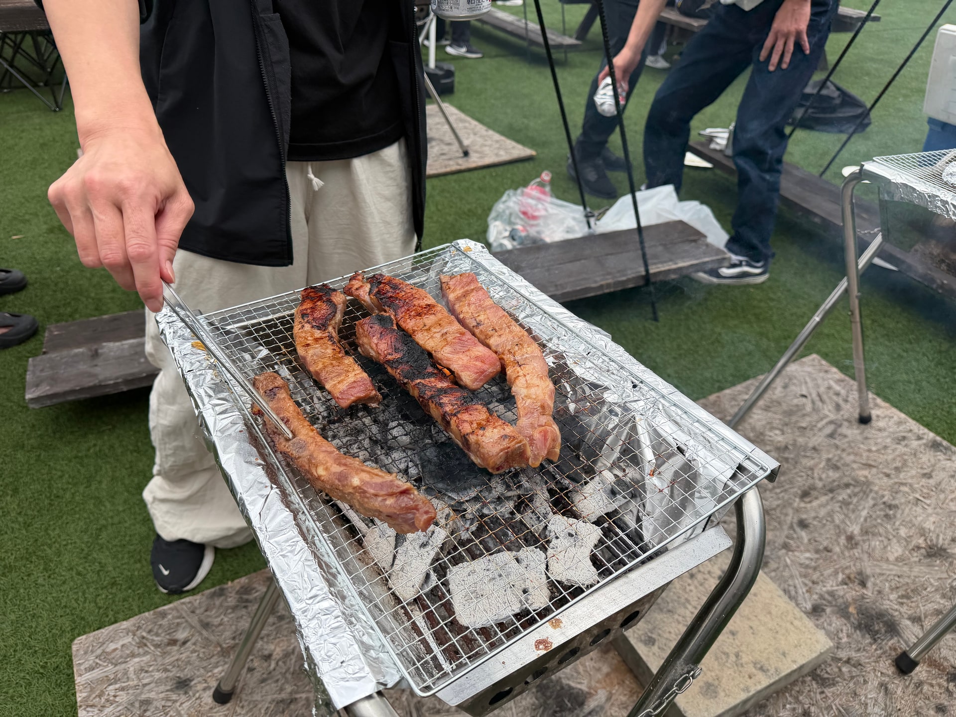 炭火グリルで焼き色がついた肉とソーセージ