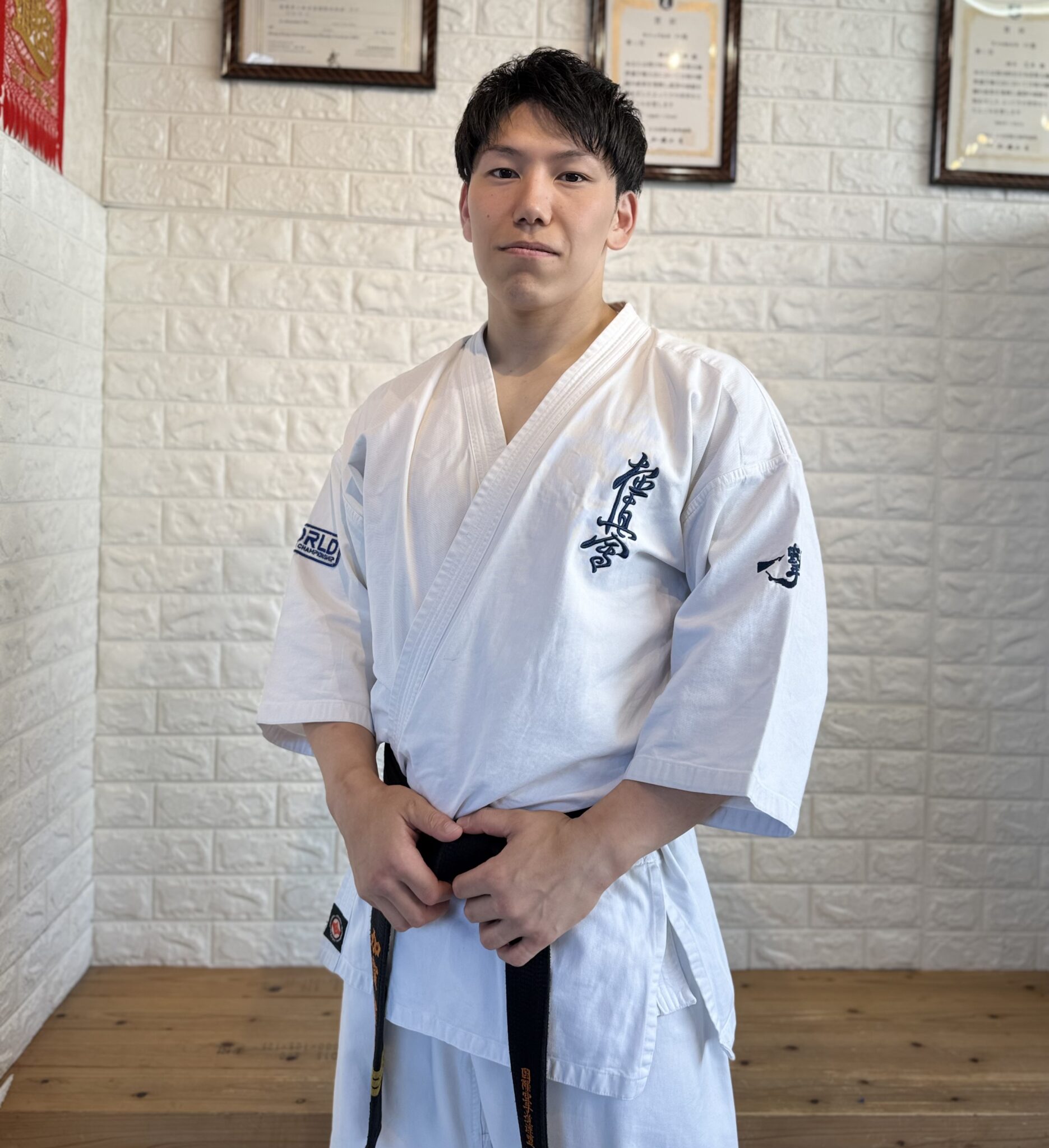 極真空手の稽古風景。道場での真剣な稽古の様子