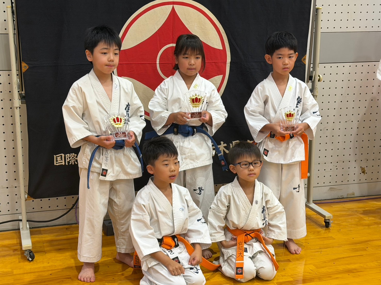 栃木県大会 型試合で優勝したメンバーが揃ってトロフィーを持ち記念撮影