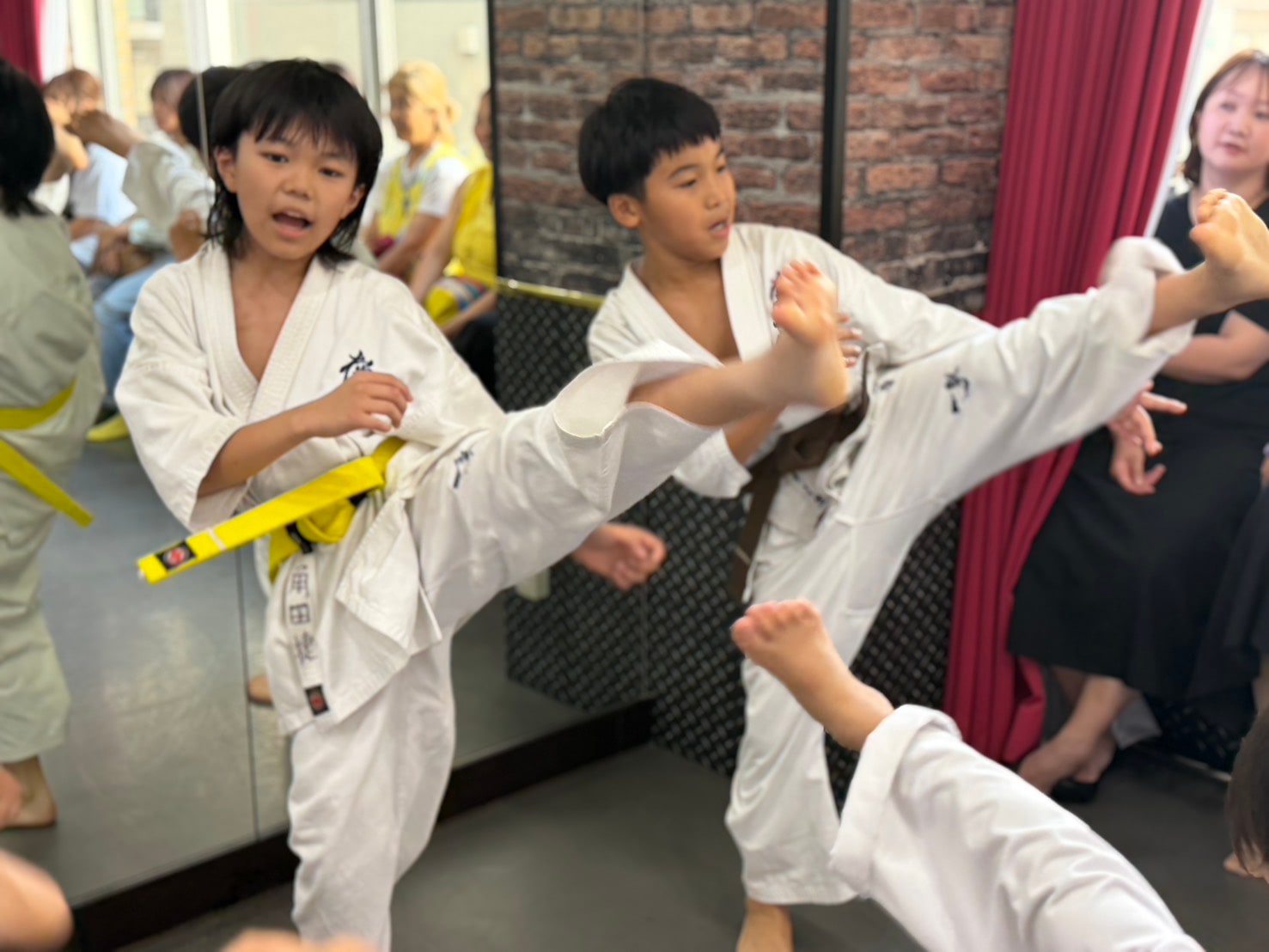基本稽古で蹴りを合わせる子どもたち