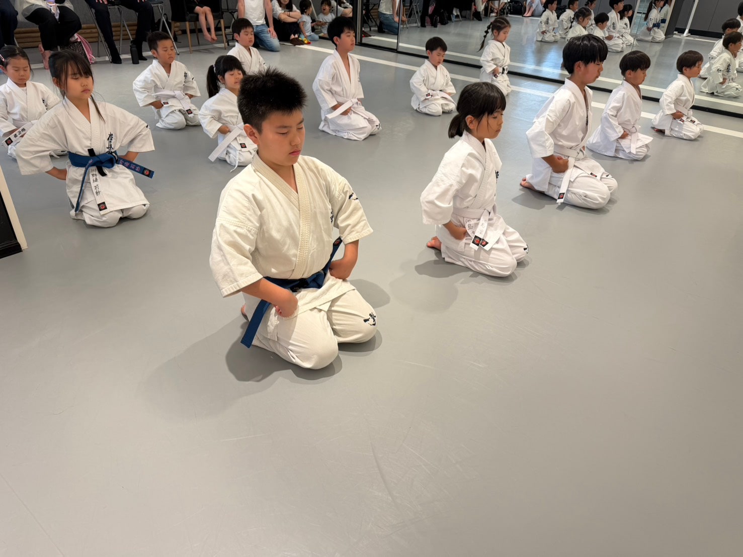 大倉山道場 幼年・少年クラス 正座で整列している道場生たち