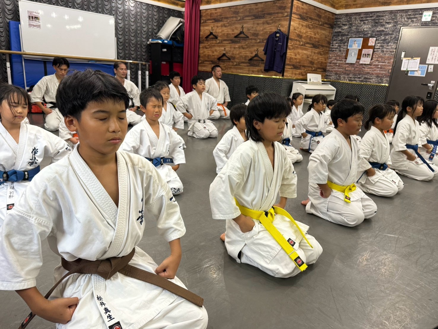 川崎駅前道場 少年一般合同クラス 正座・黙想の様子