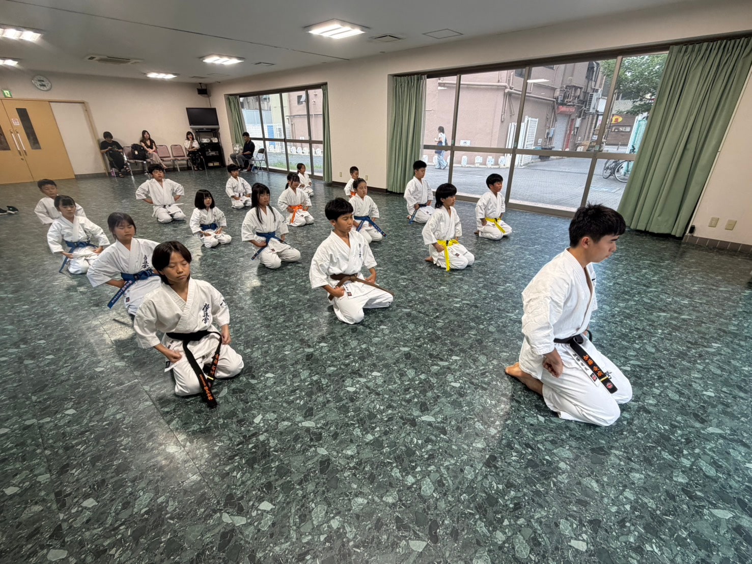 正座・黙想の様子」 class=