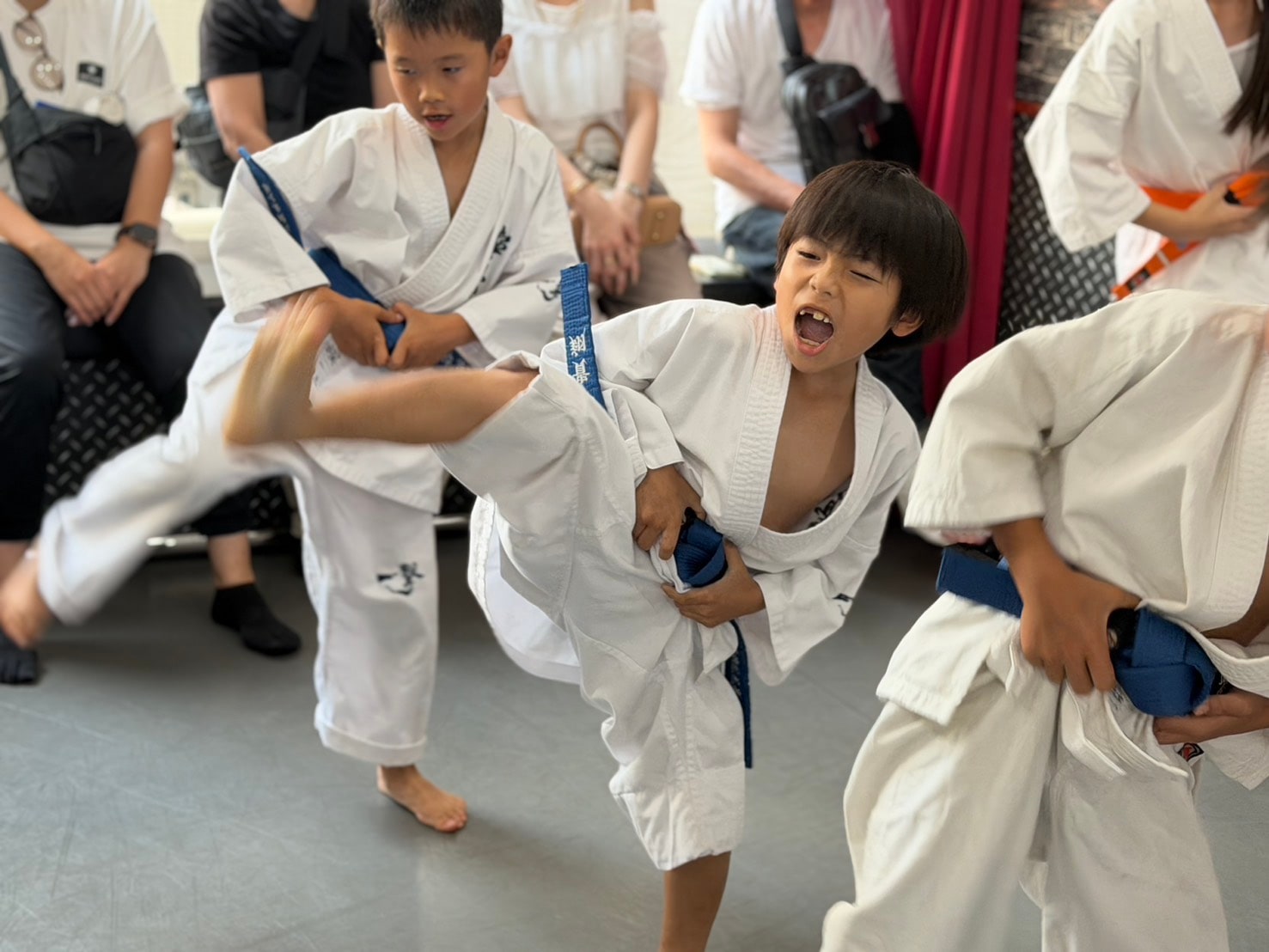 基本稽古で気合いを入れる子どもたち