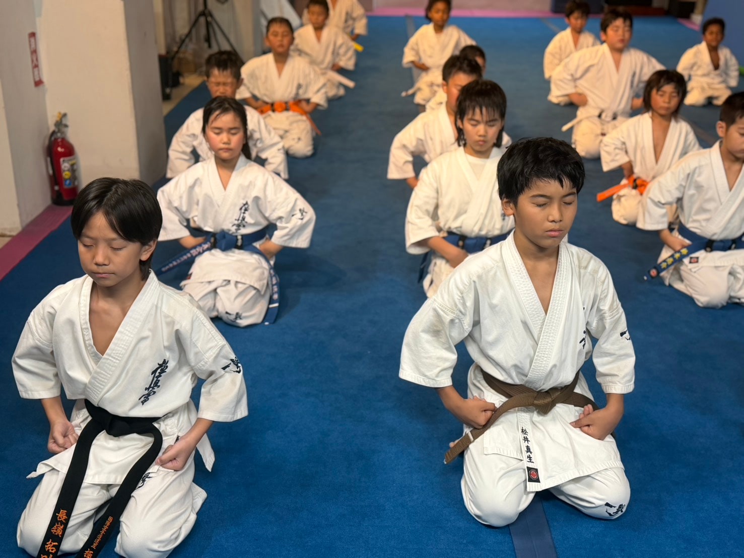 御幸道場 幼年少年少女クラス 正座黙想の様子」class=