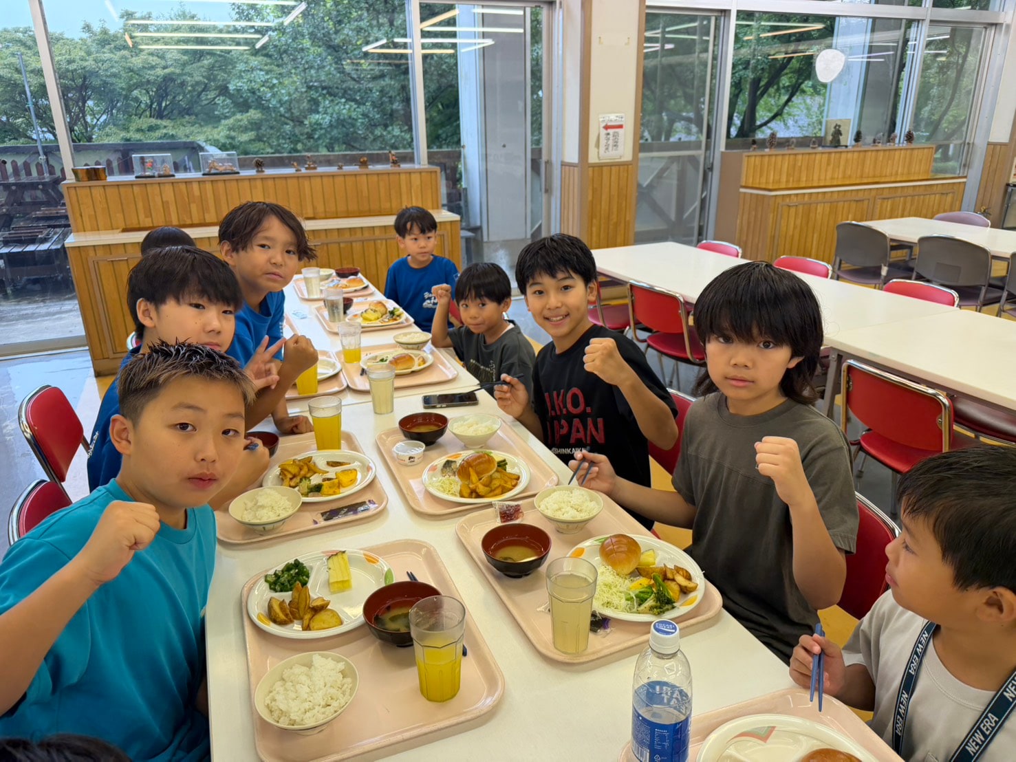 朝食を前にガッツポーズする子どもたち」 loading=