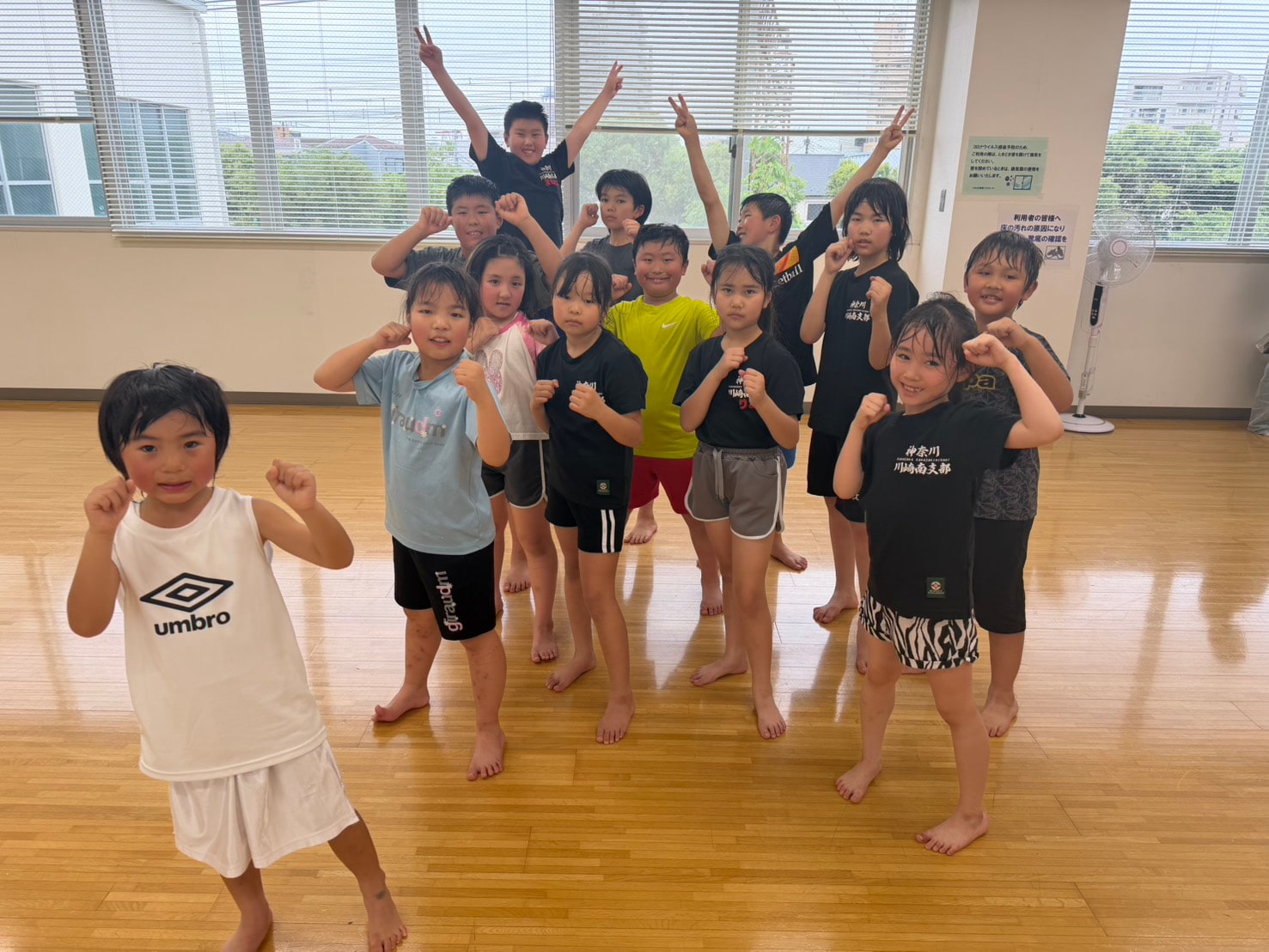 選手クラスの稽古の様子 - 気合いポーズで集合写真」 loading=