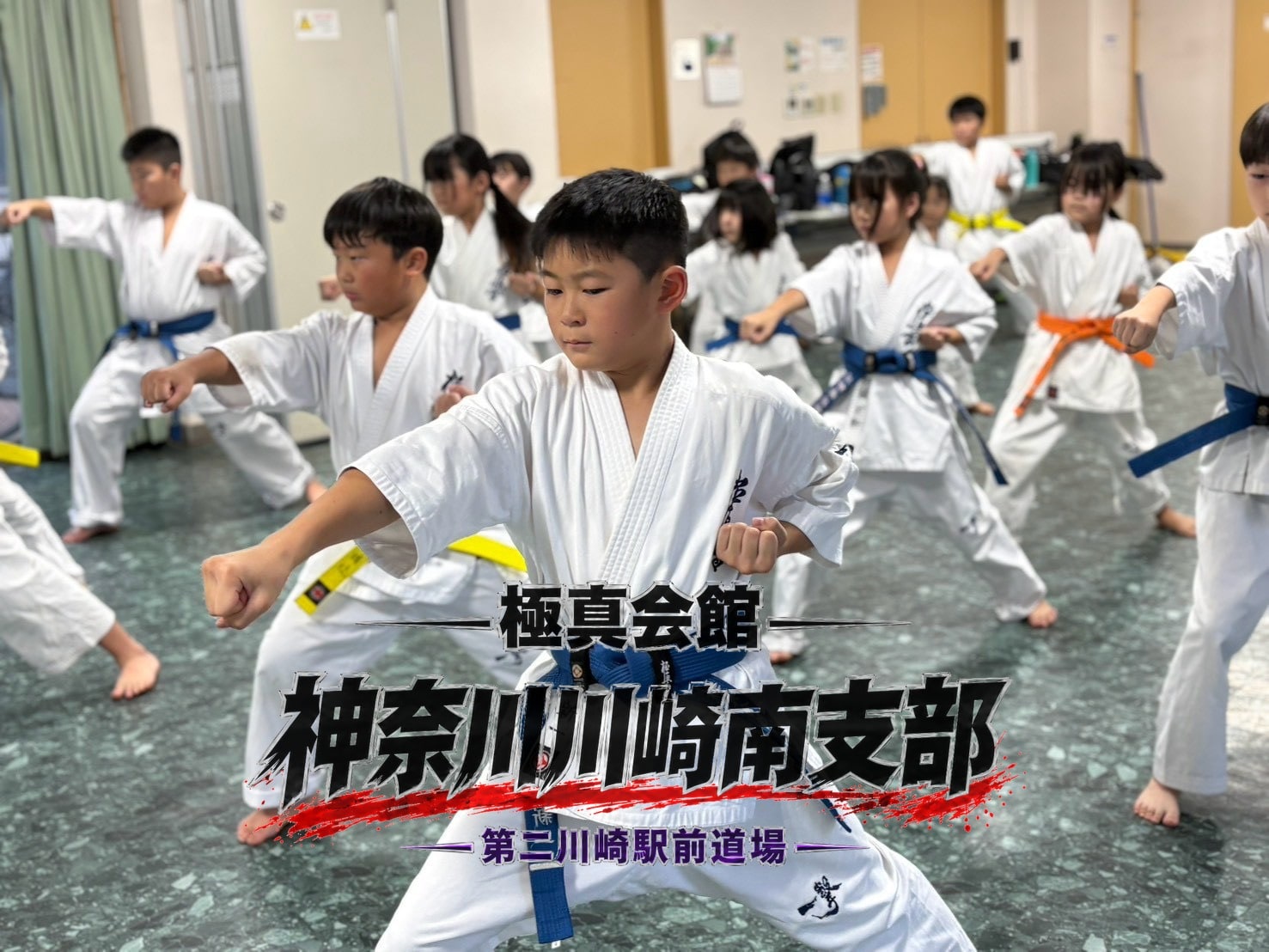 型稽古に取り組む生徒たち