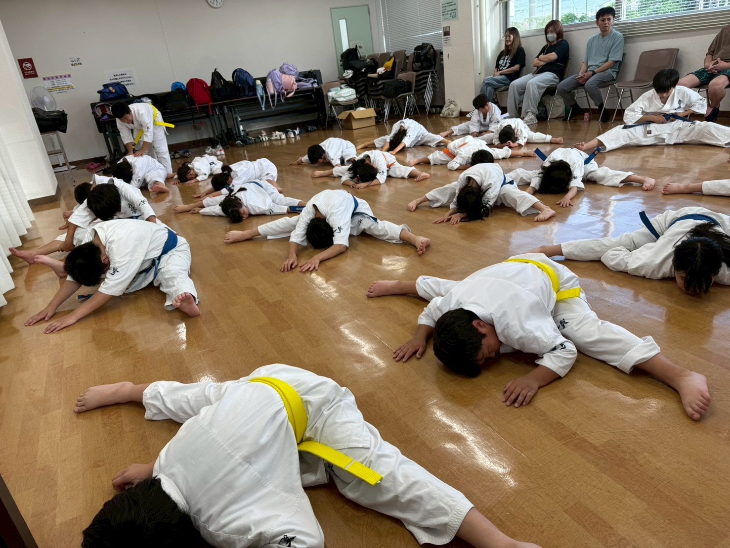 幼年・少年クラスの柔軟・ストレッチの様子