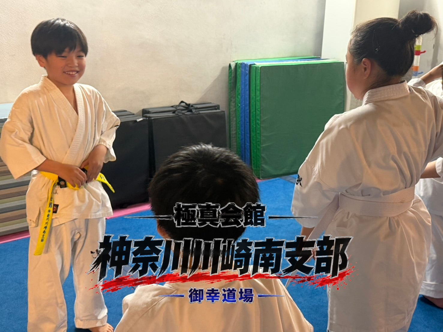先輩が後輩に向き合い個別指導している様子