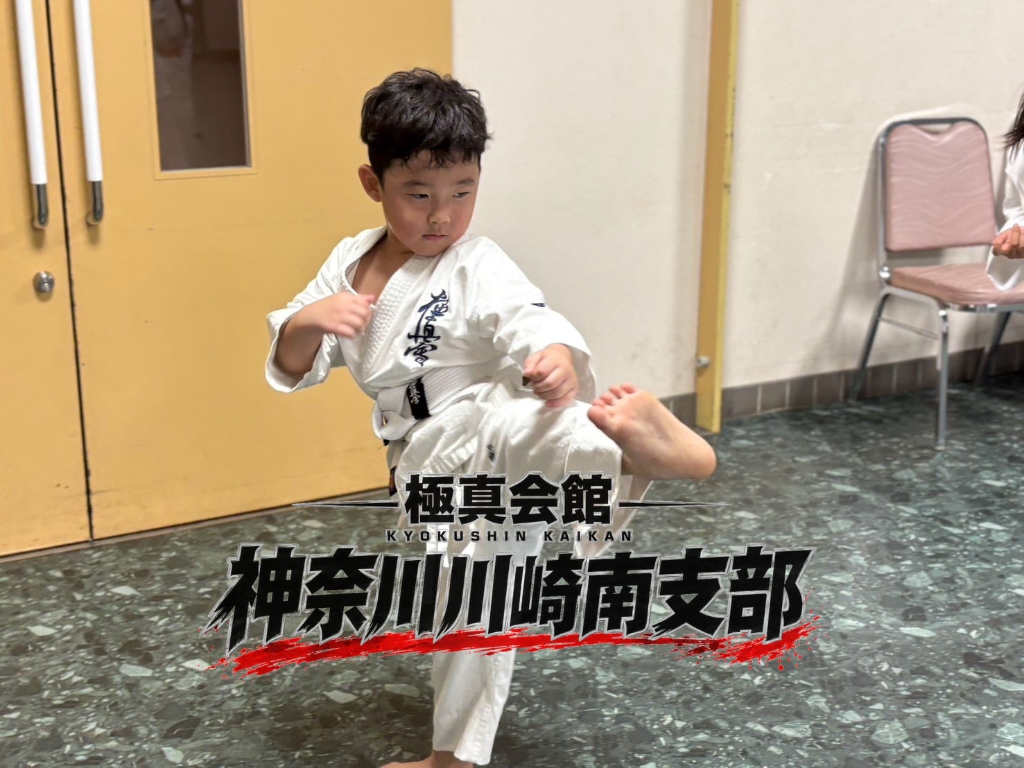 前蹴りを繰り出す稽古