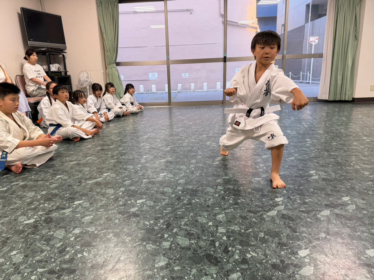 型の稽古で構えを作る道場生