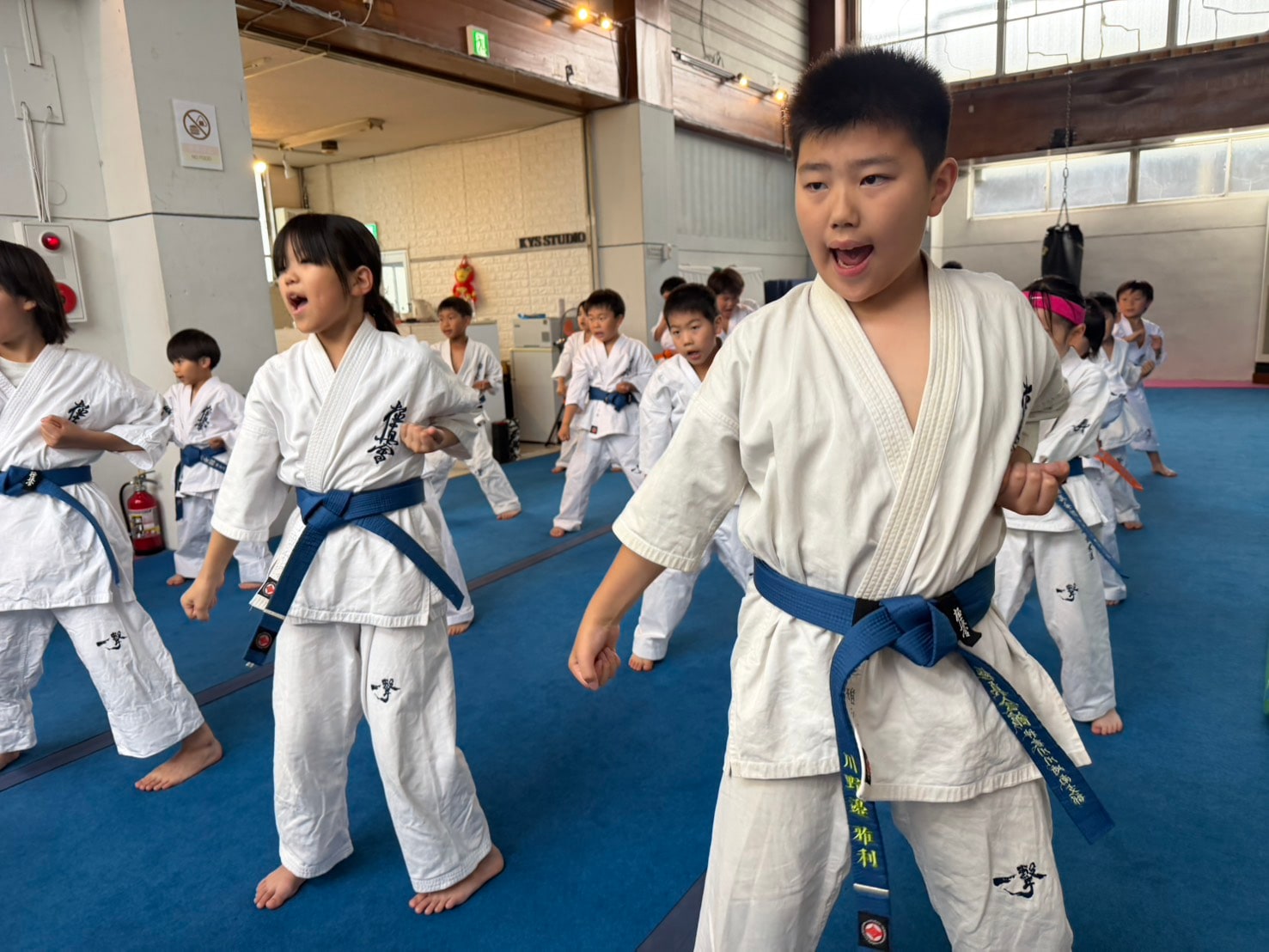 御幸道場 幼年少年少女クラス 基本稽古で気合いを出す子どもたち