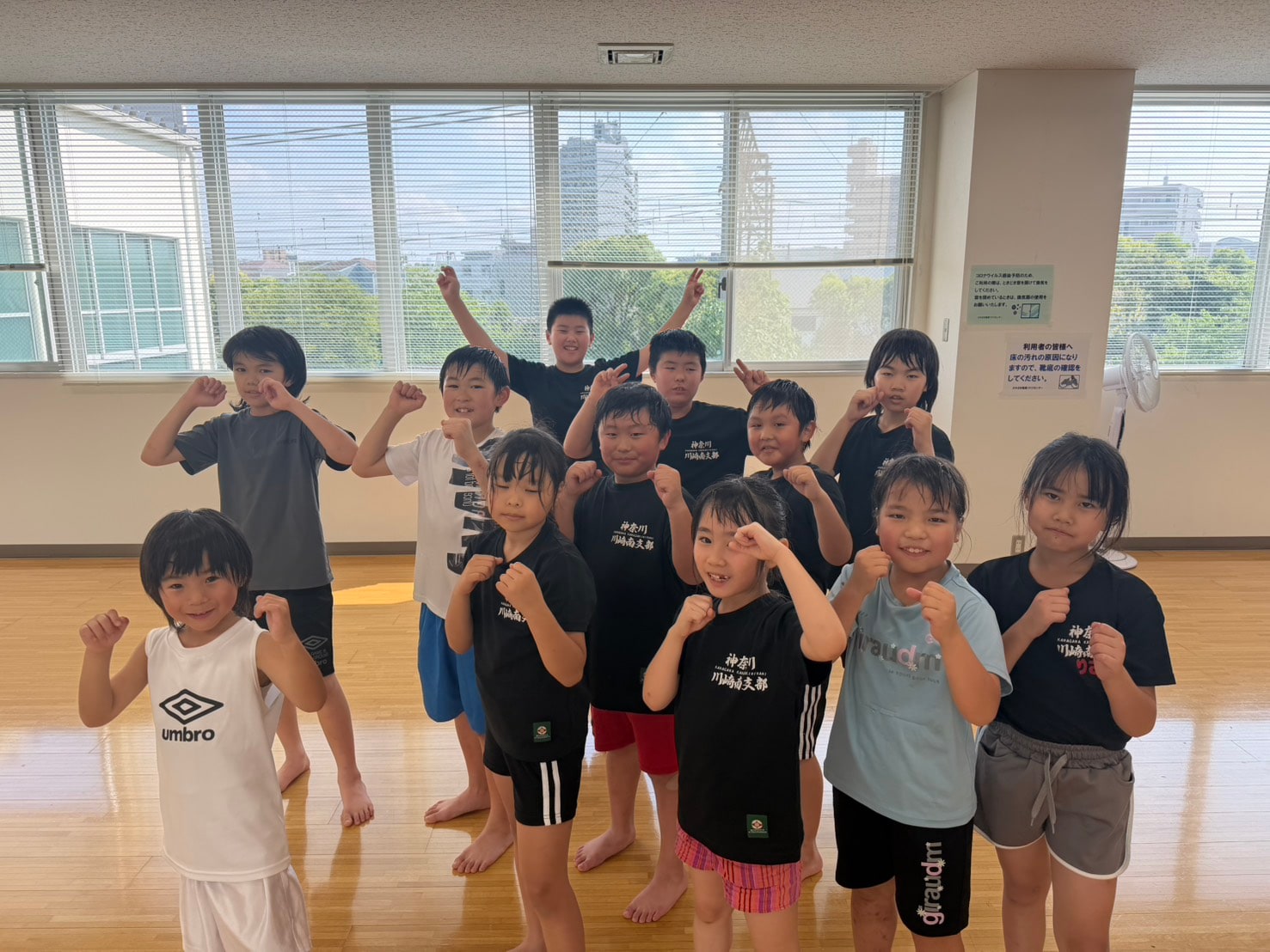試合1週間前の選手クラス集合写真」loading=
