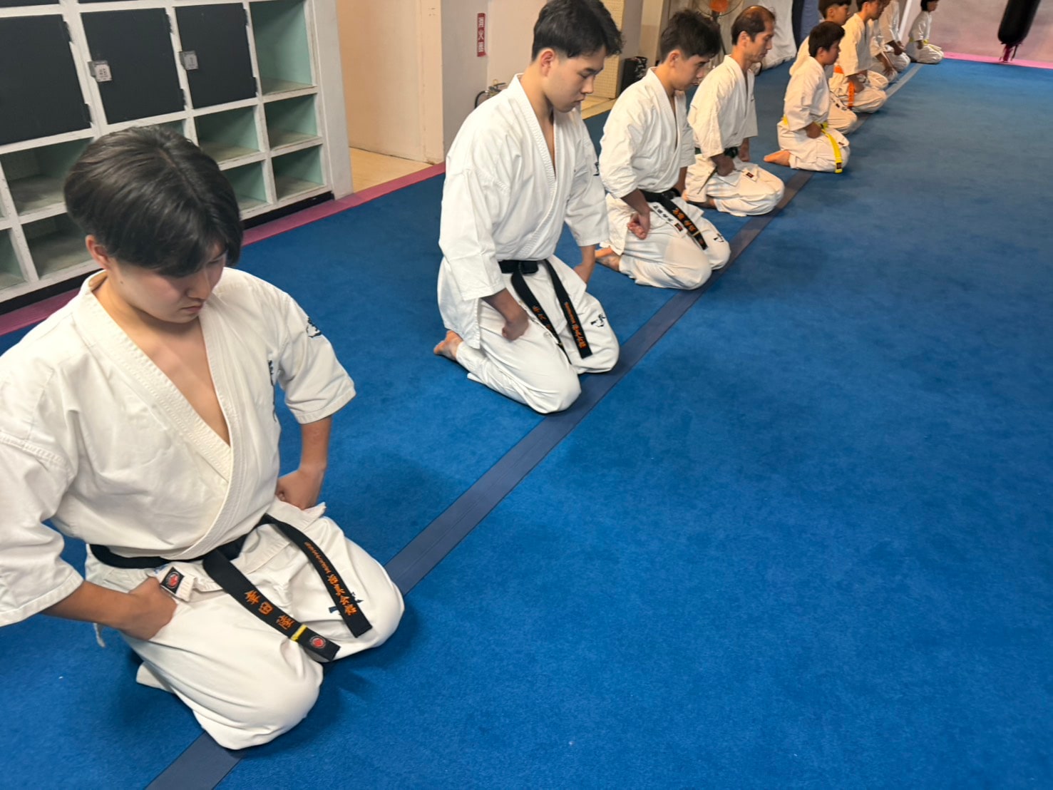 正座で整列する御幸道場一般クラスの稽古前の様子