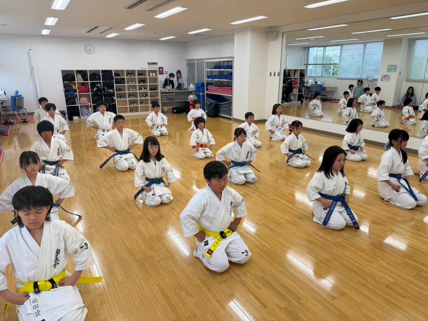正座で礼をする生徒たち