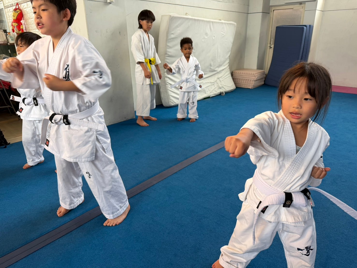 突き稽古で全員が構えを揃える御幸道場の幼年・少年少女クラス