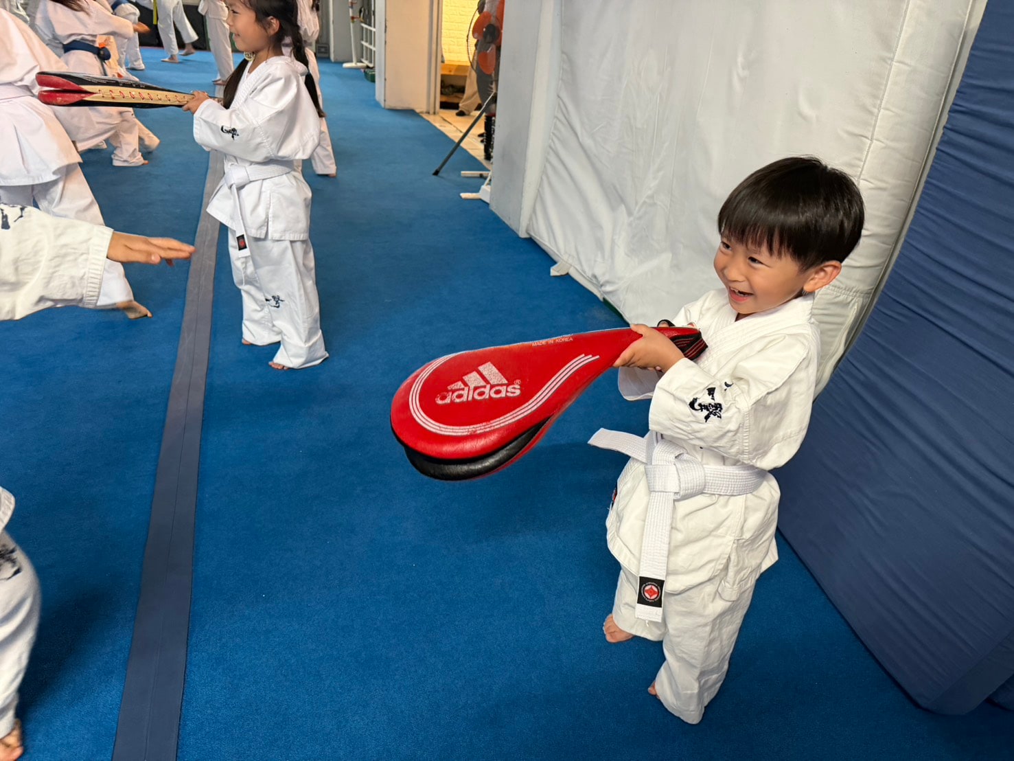 ミットを持って笑顔の幼年道場生」