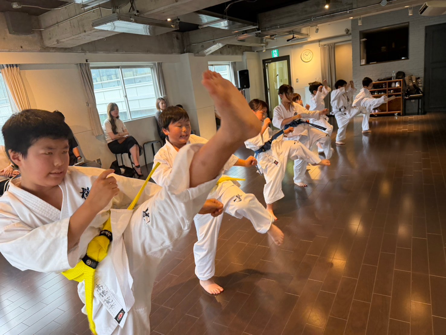 横浜道場 少年一般合同クラス 蹴り稽古の様子