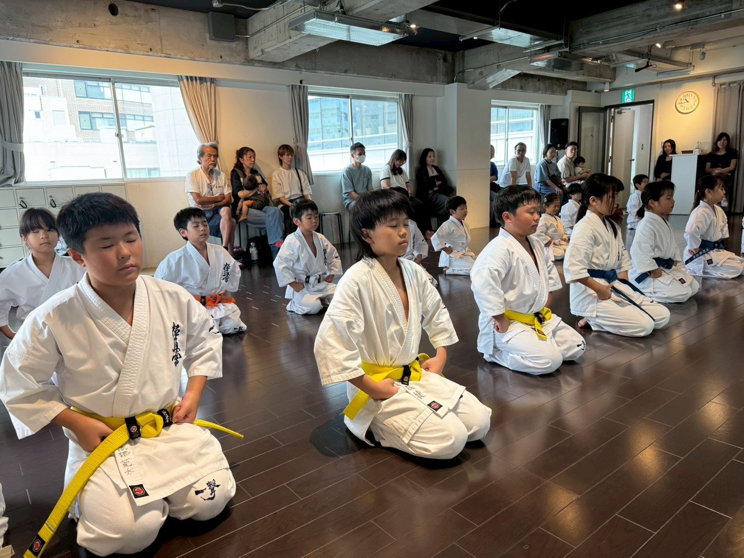 横浜道場 少年一般合同クラス 正座・黙想の様子