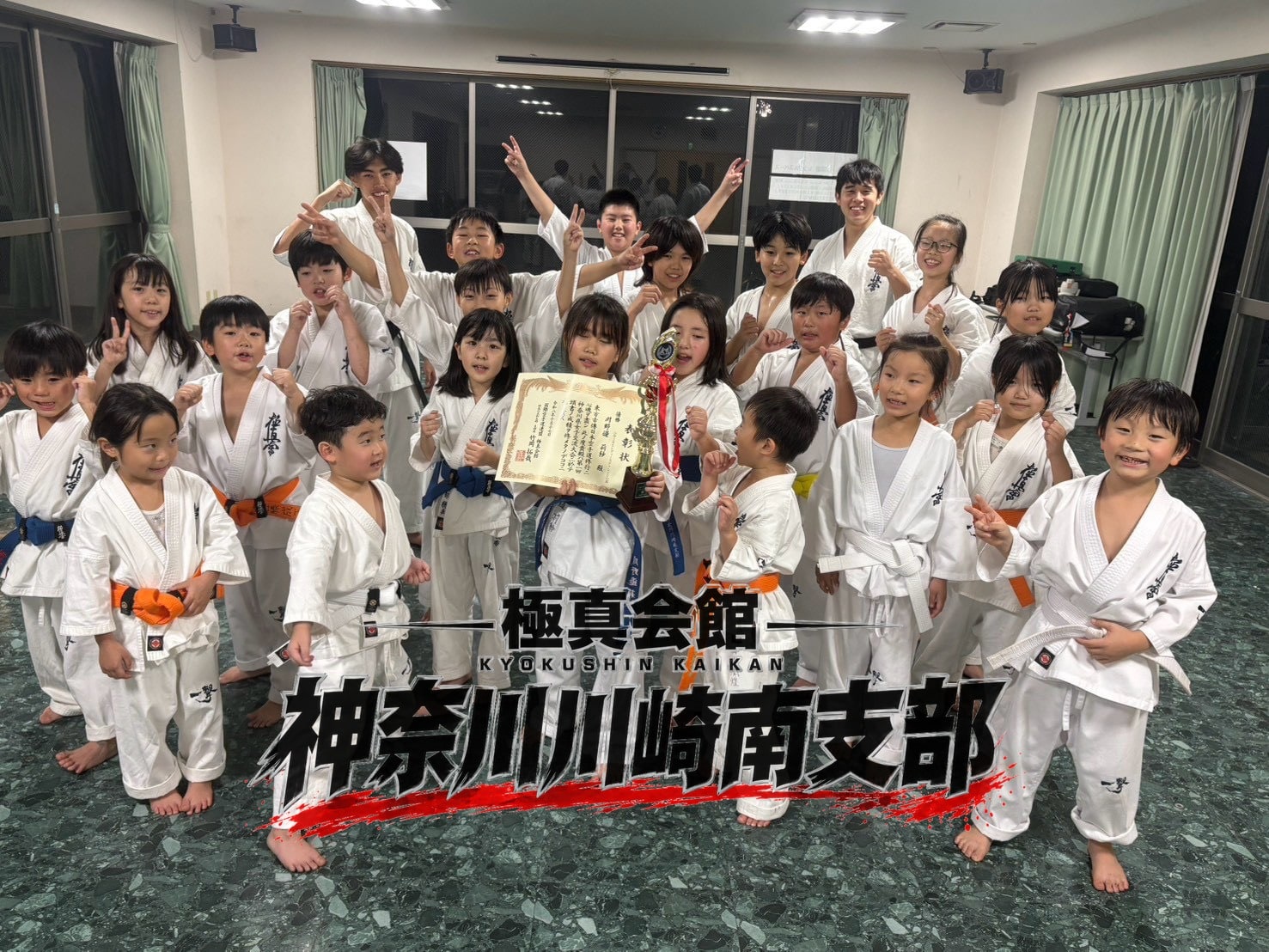 表彰状とトロフィーを持って記念撮影」 class=