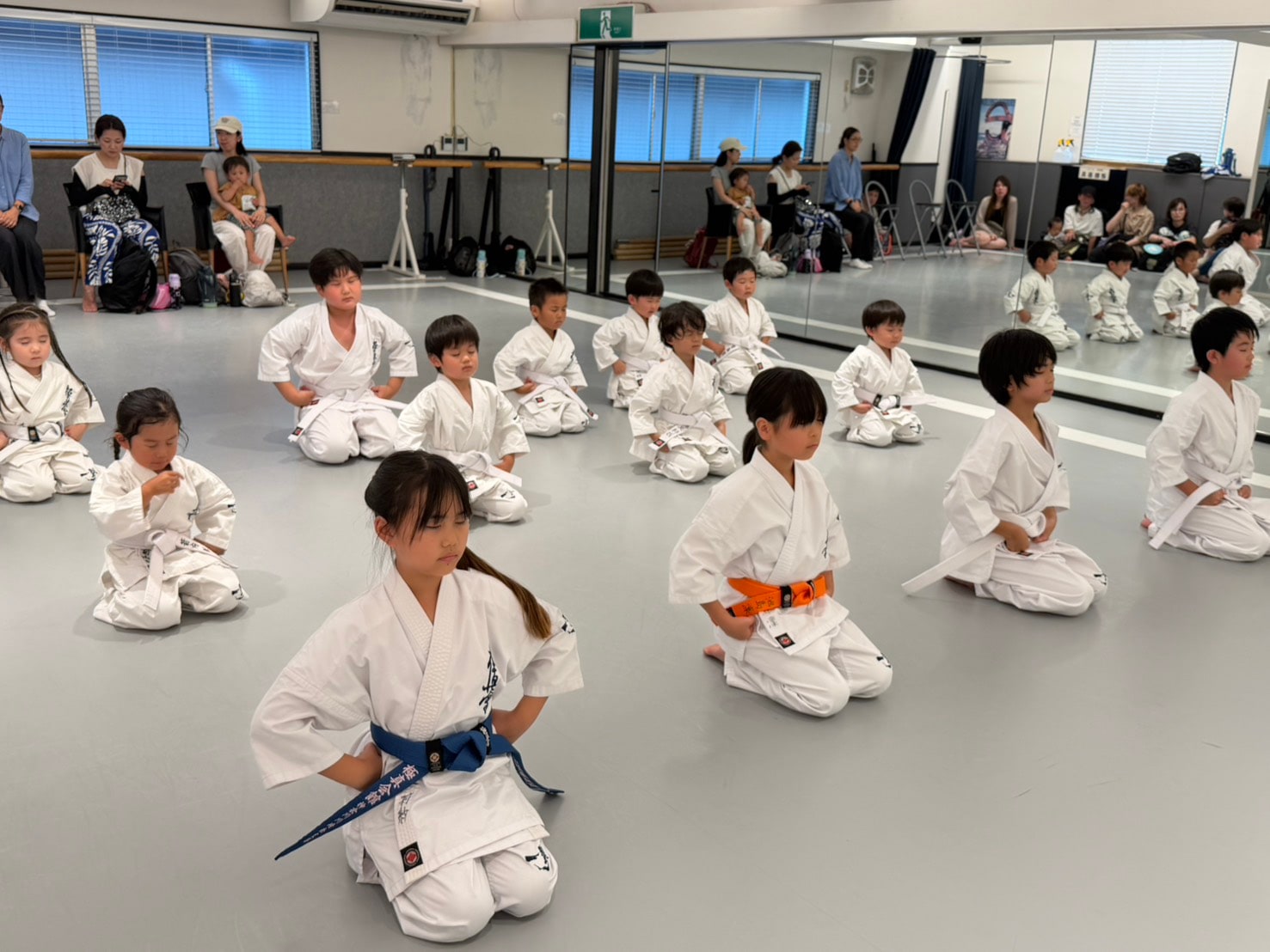 正座して礼をする大倉山道場の幼年・少年少女クラス
