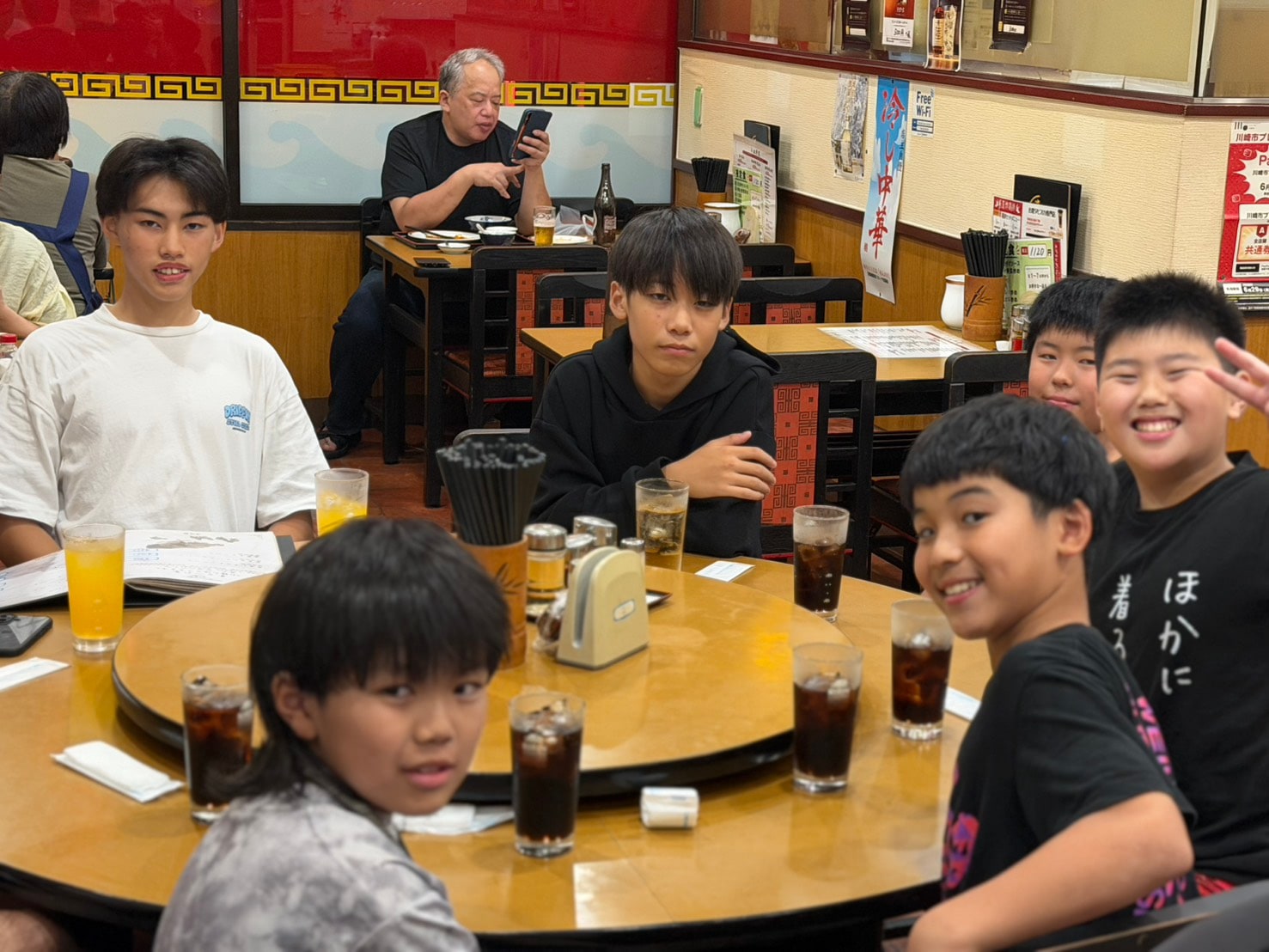 歓迎会の様子　子どもたちが円卓でジュースを飲みながら集まっている