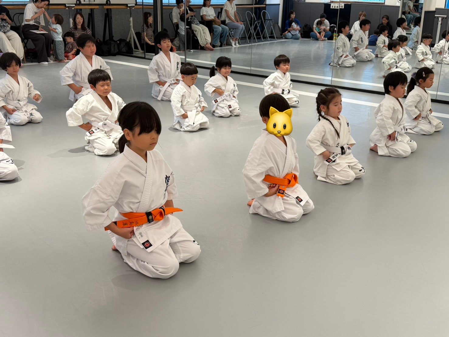道着姿で基本稽古を行う少年少女たち