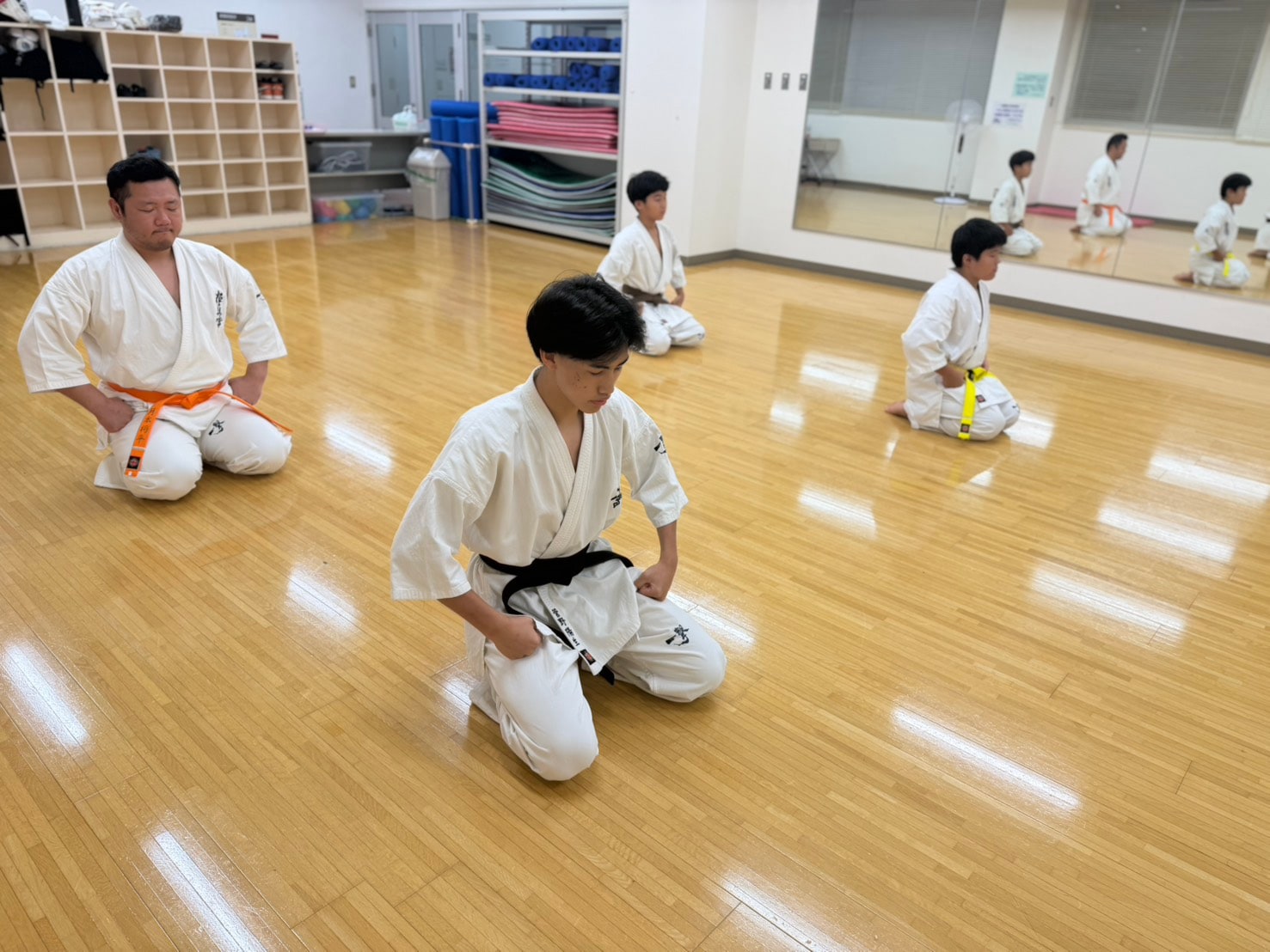 組手技術稽古で礼をする道場生たち