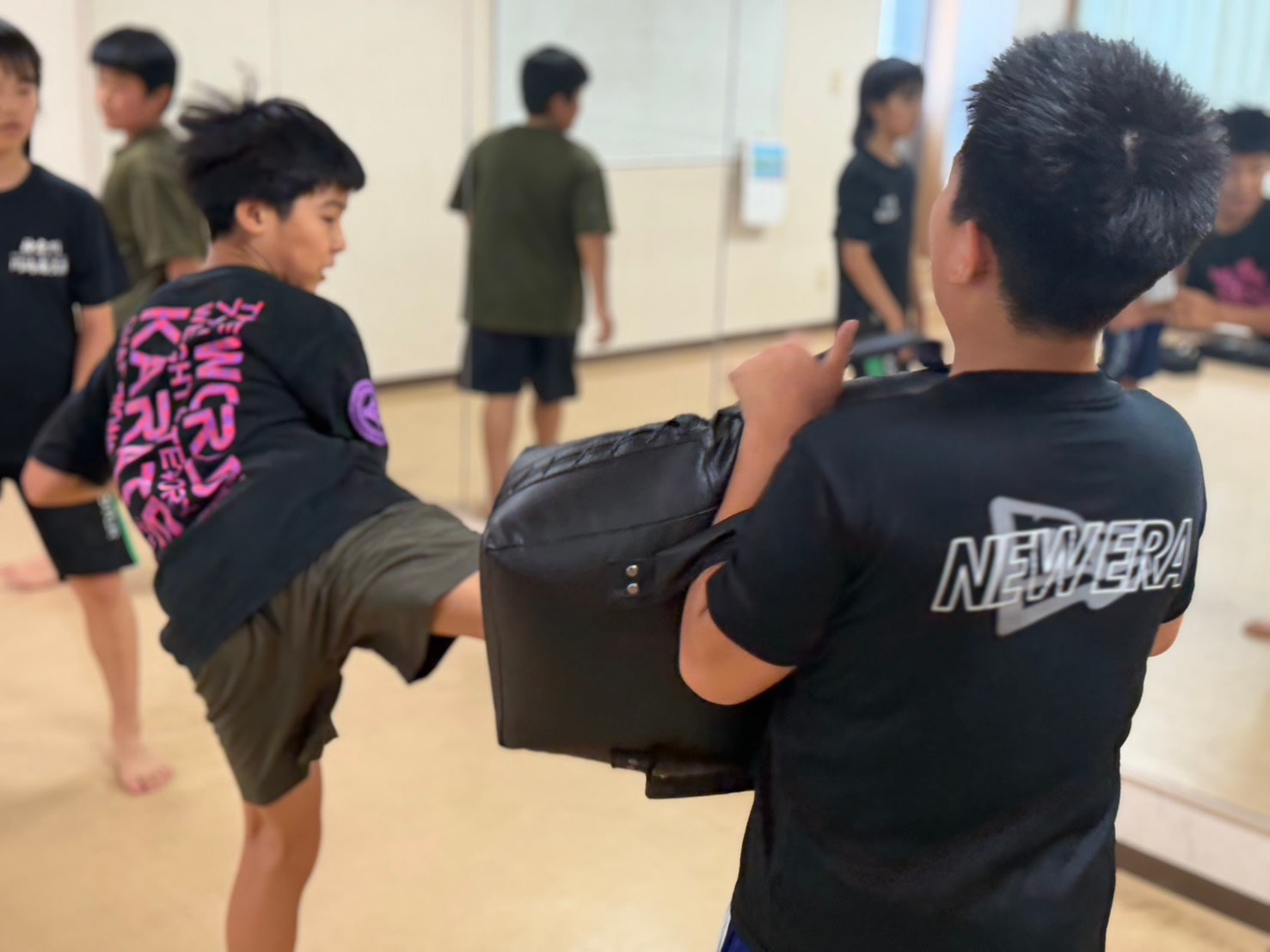 ミット稽古でコンビネーションを練習する生徒