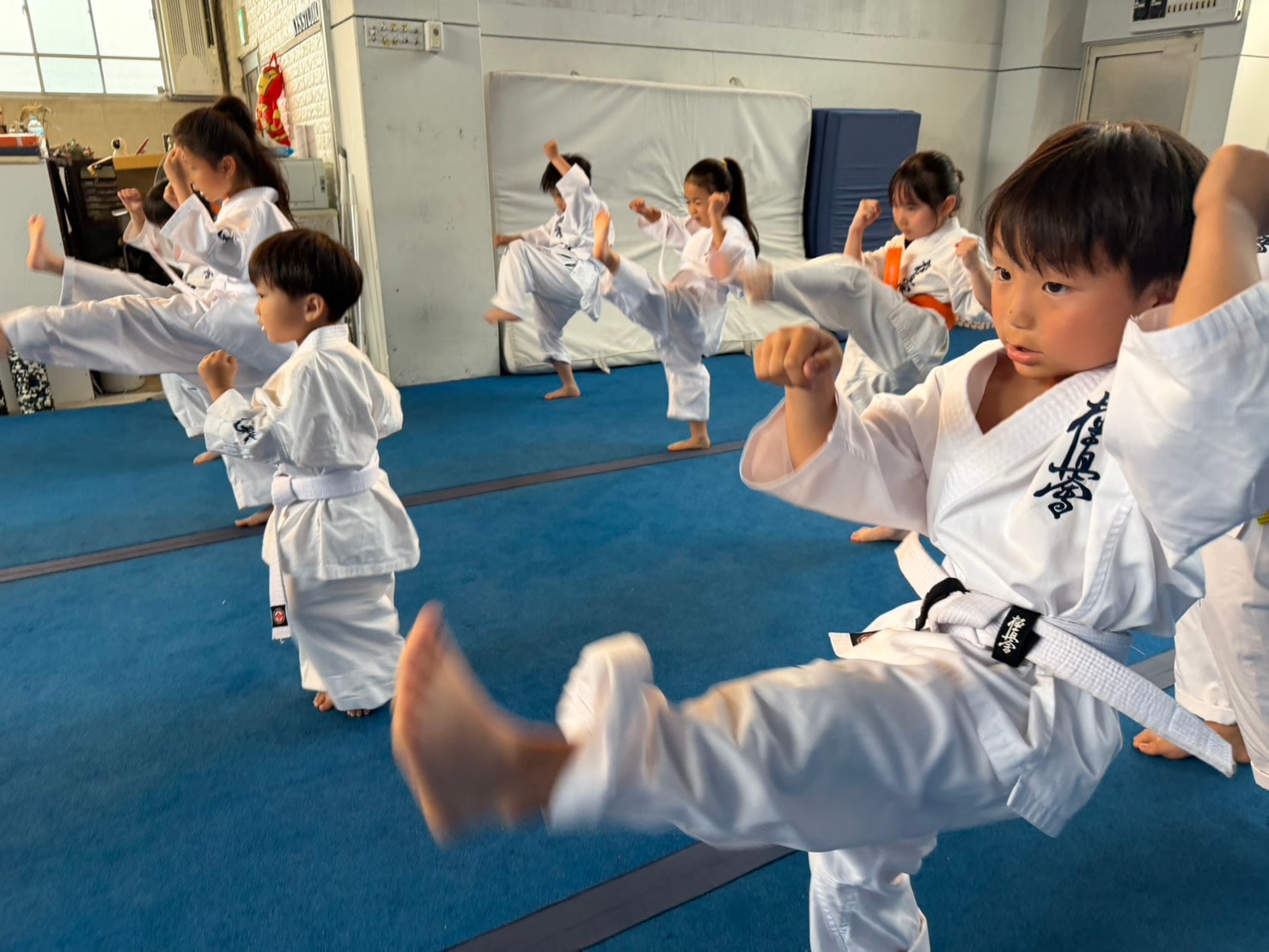 少年クラス 型稽古の様子