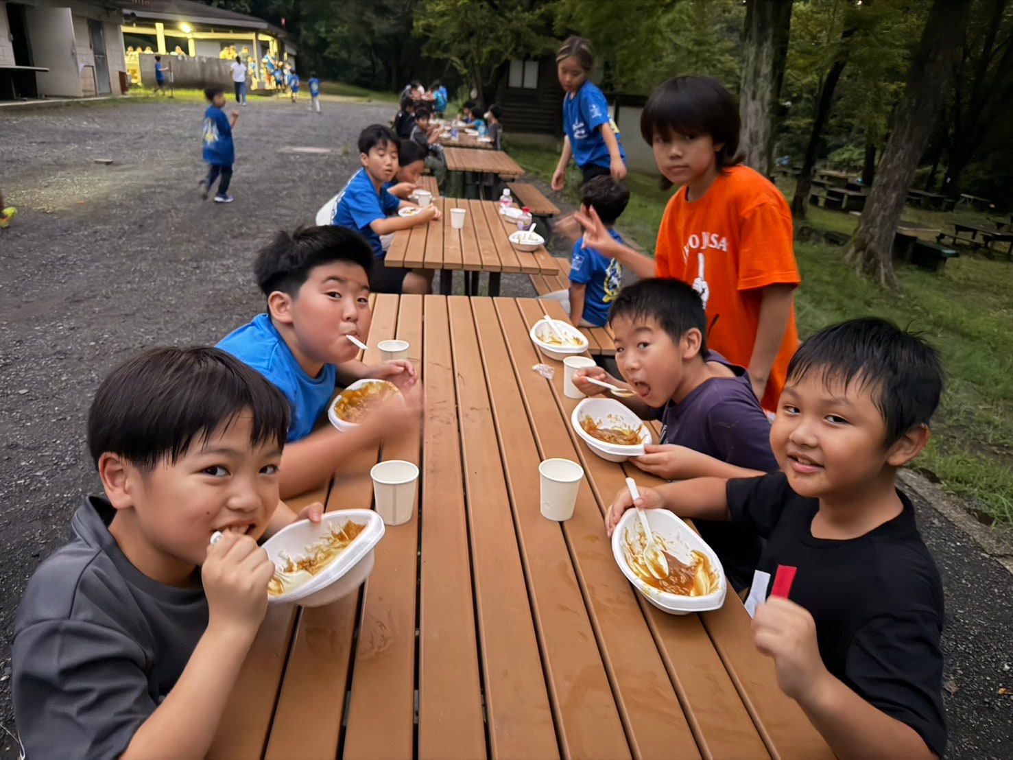 カレーをほおばる男の子たち