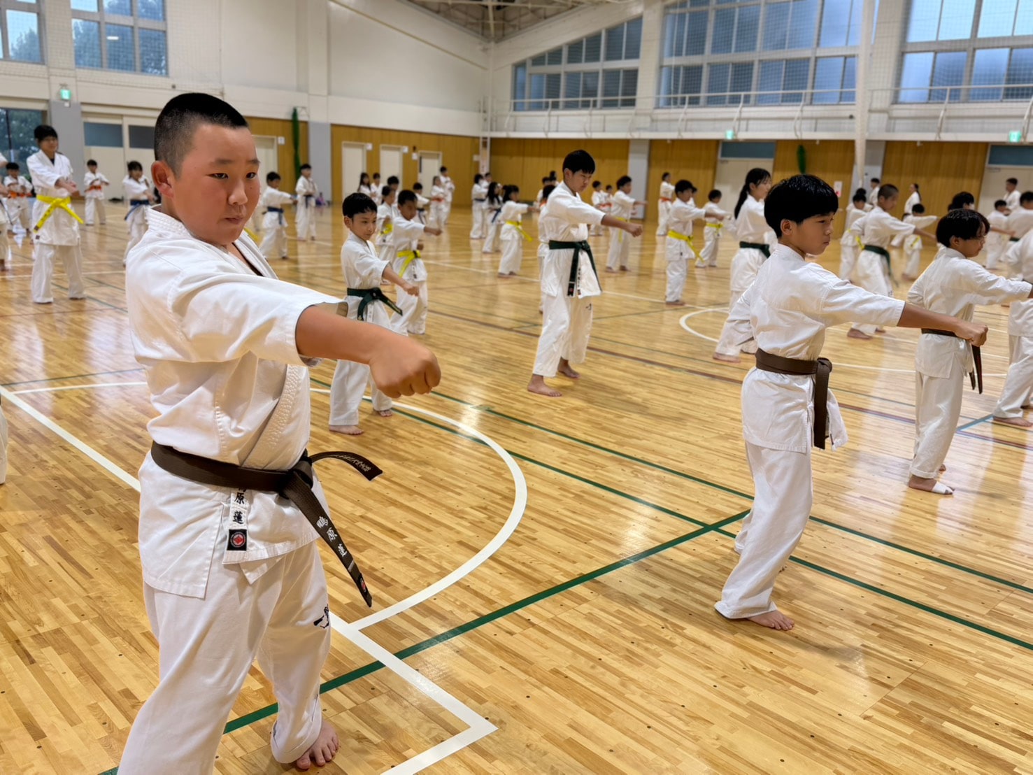 合宿2日目朝稽古 茶帯の道場生が突きを放つ