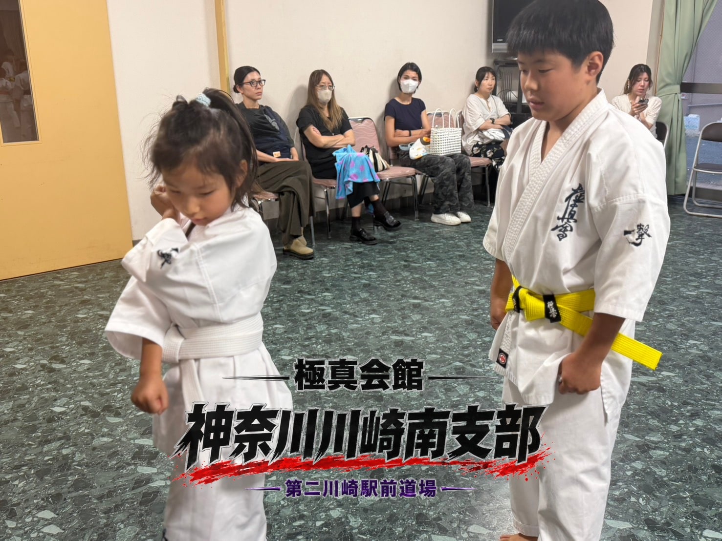 先輩が後輩に型を教えている場面