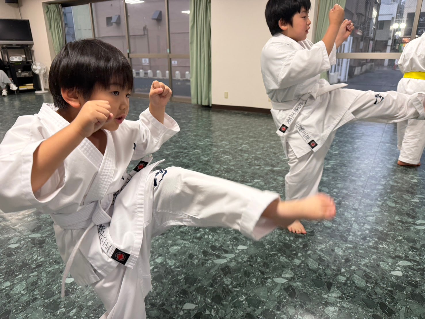 幼年生が前蹴りを繰り出す様子