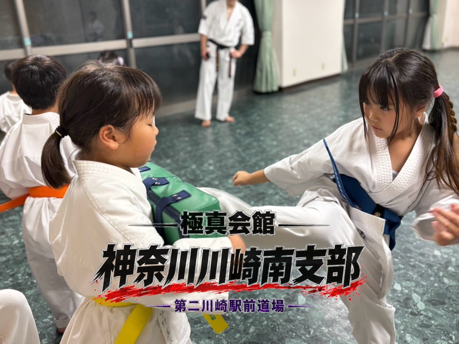型の動きを確認する生徒」
