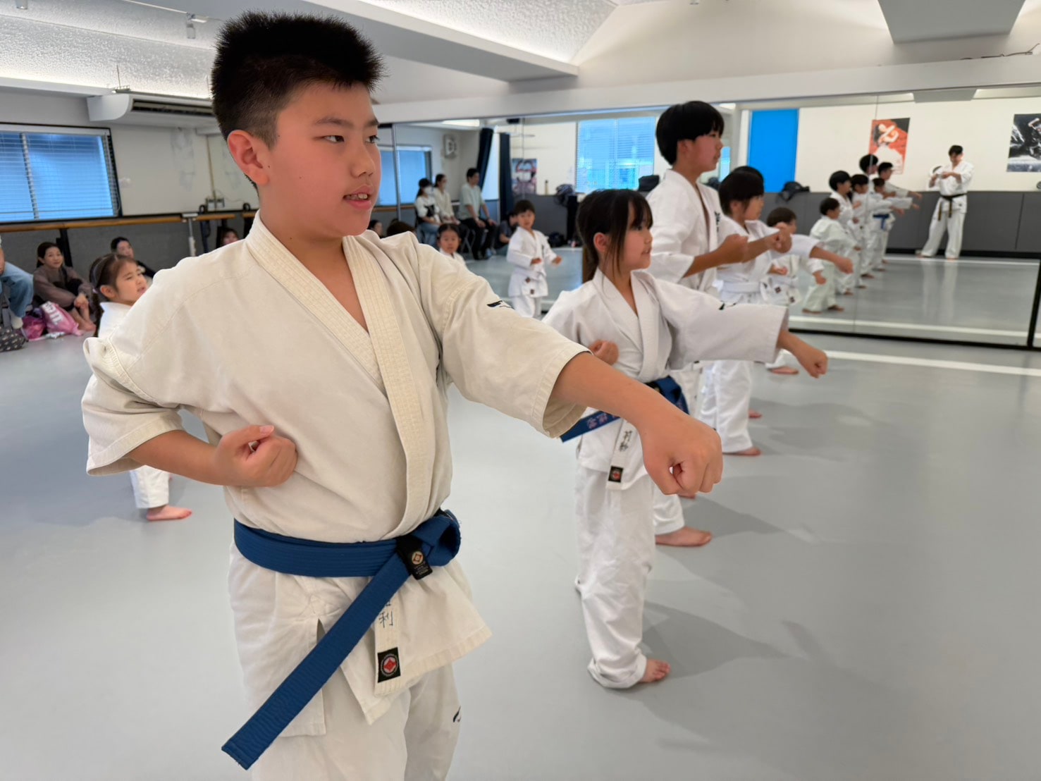 大倉山道場少年部 突き稽古の様子