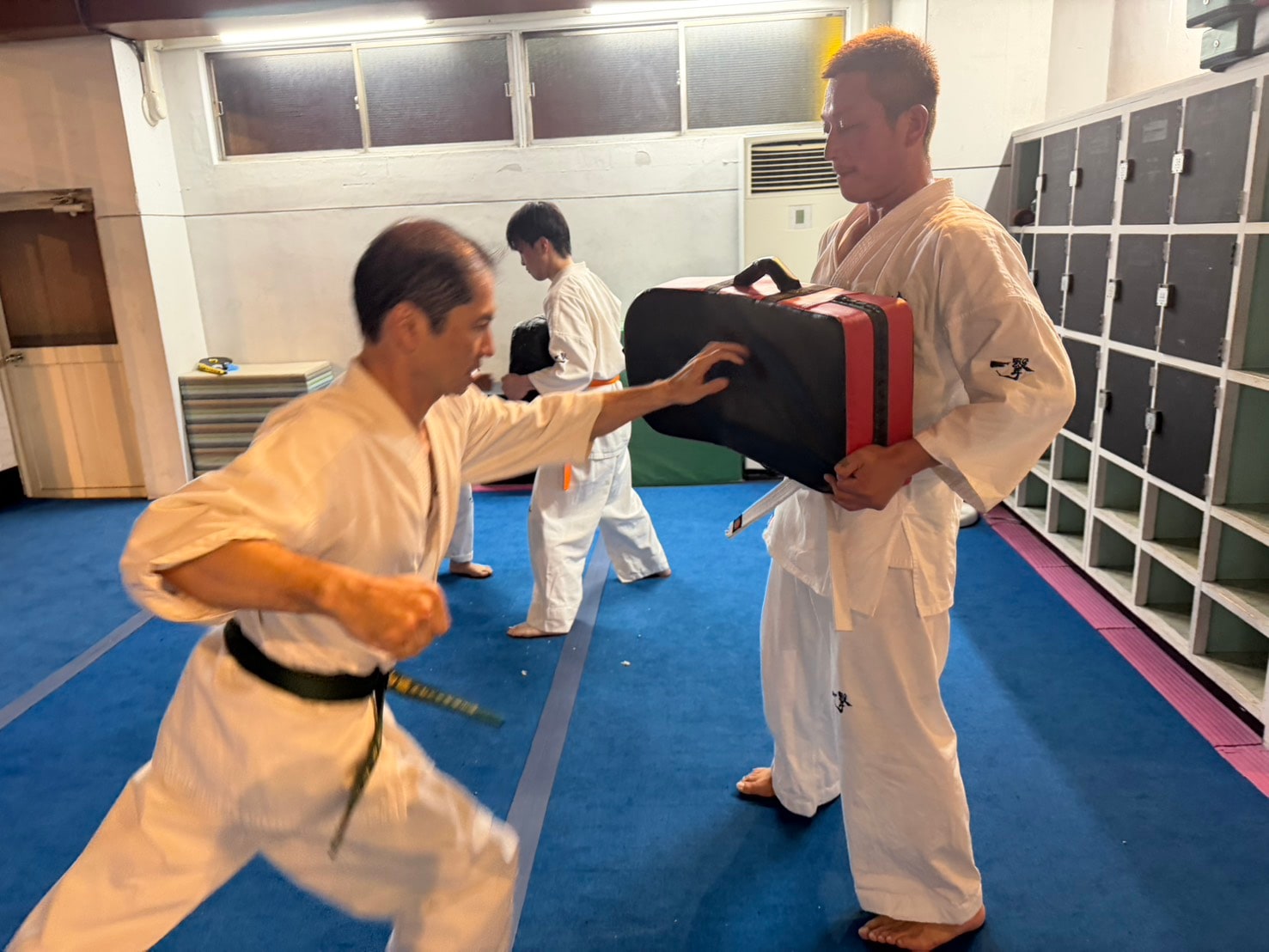ミット稽古　指導を受けながら技を磨く道場生