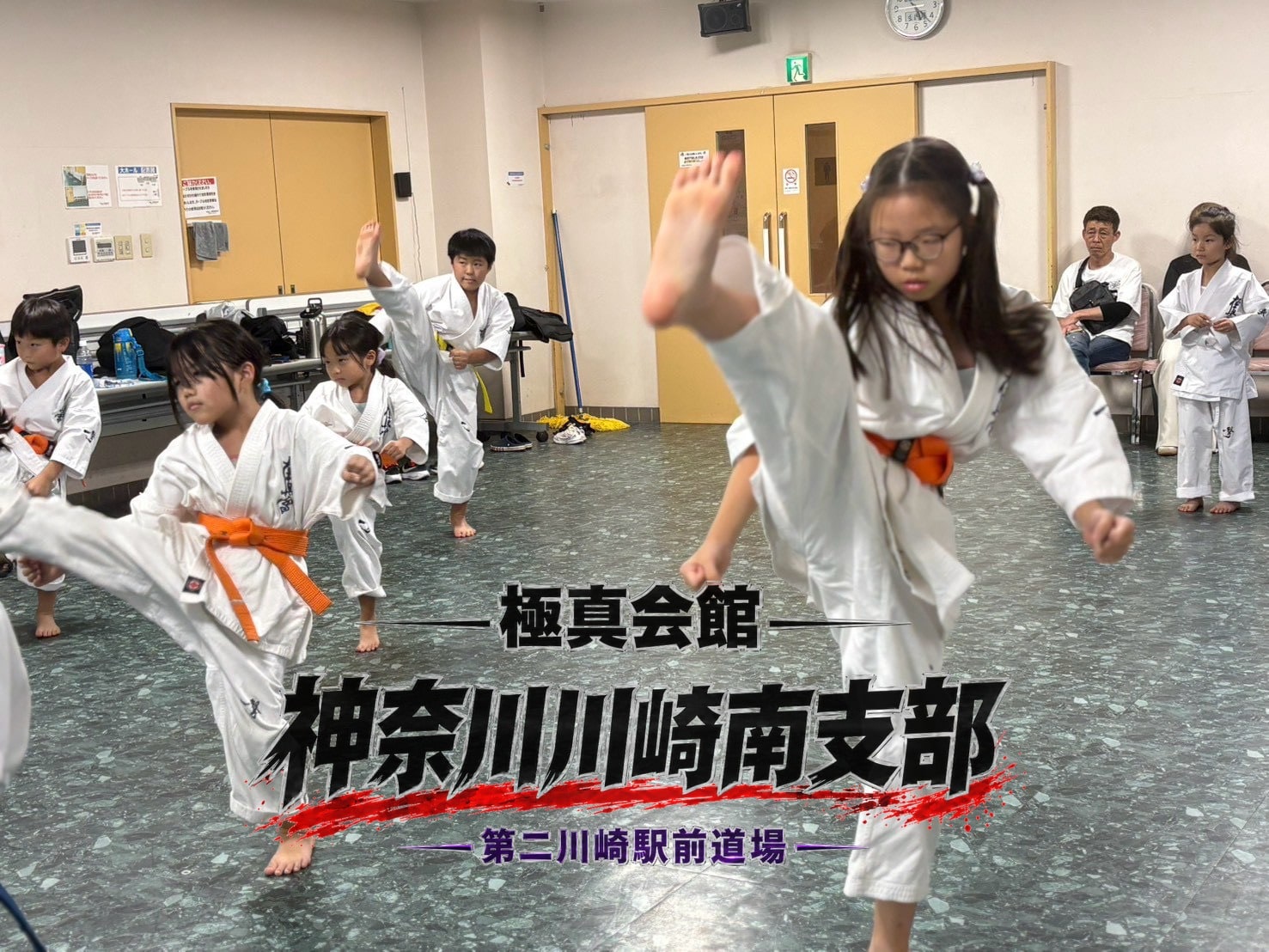 蹴りのフォームを磨く生徒」
