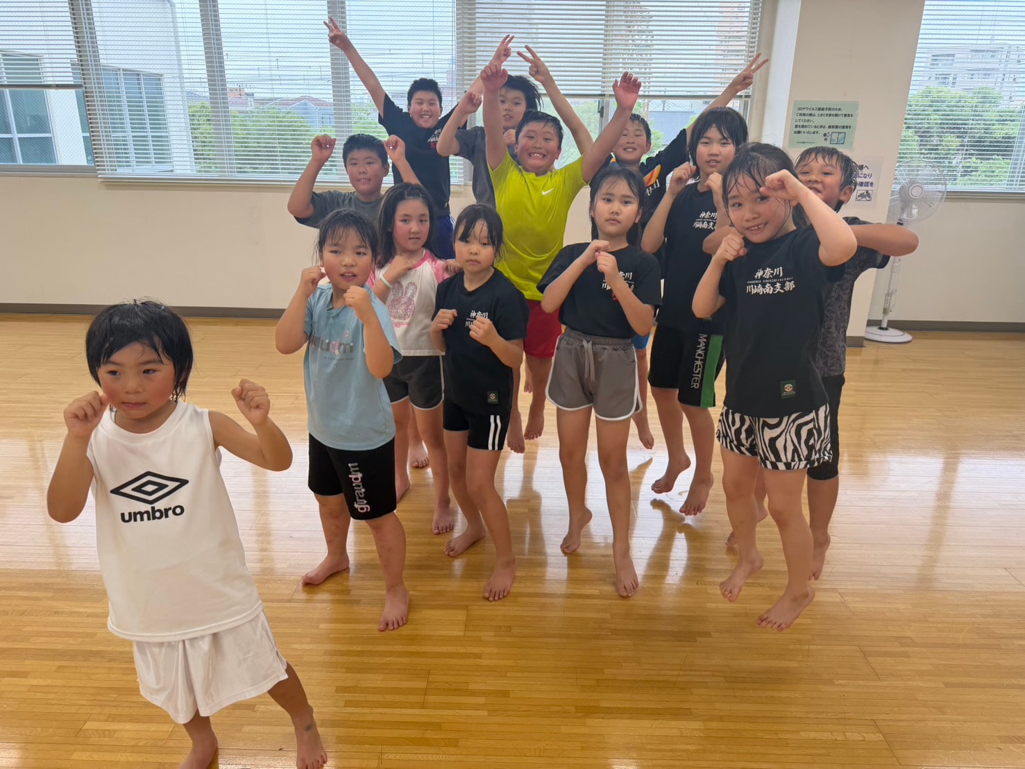 選手クラスの稽古 - 全員でポーズを決める子どもたち