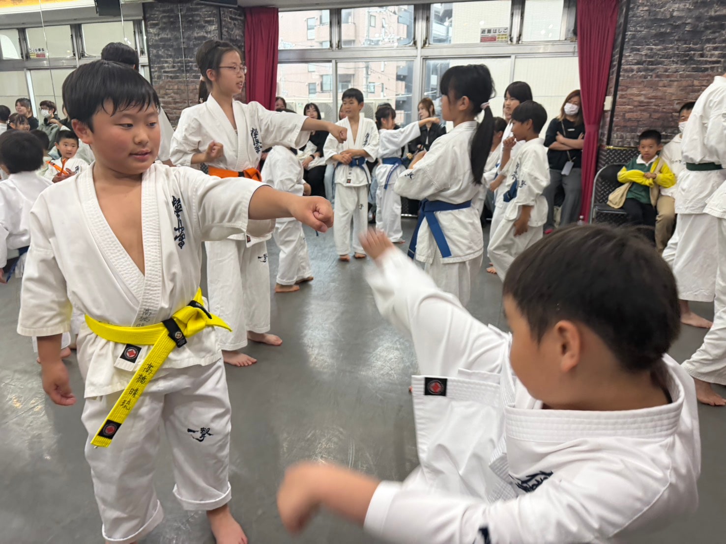 子どもたちが先輩の動きを間近で見ている様子