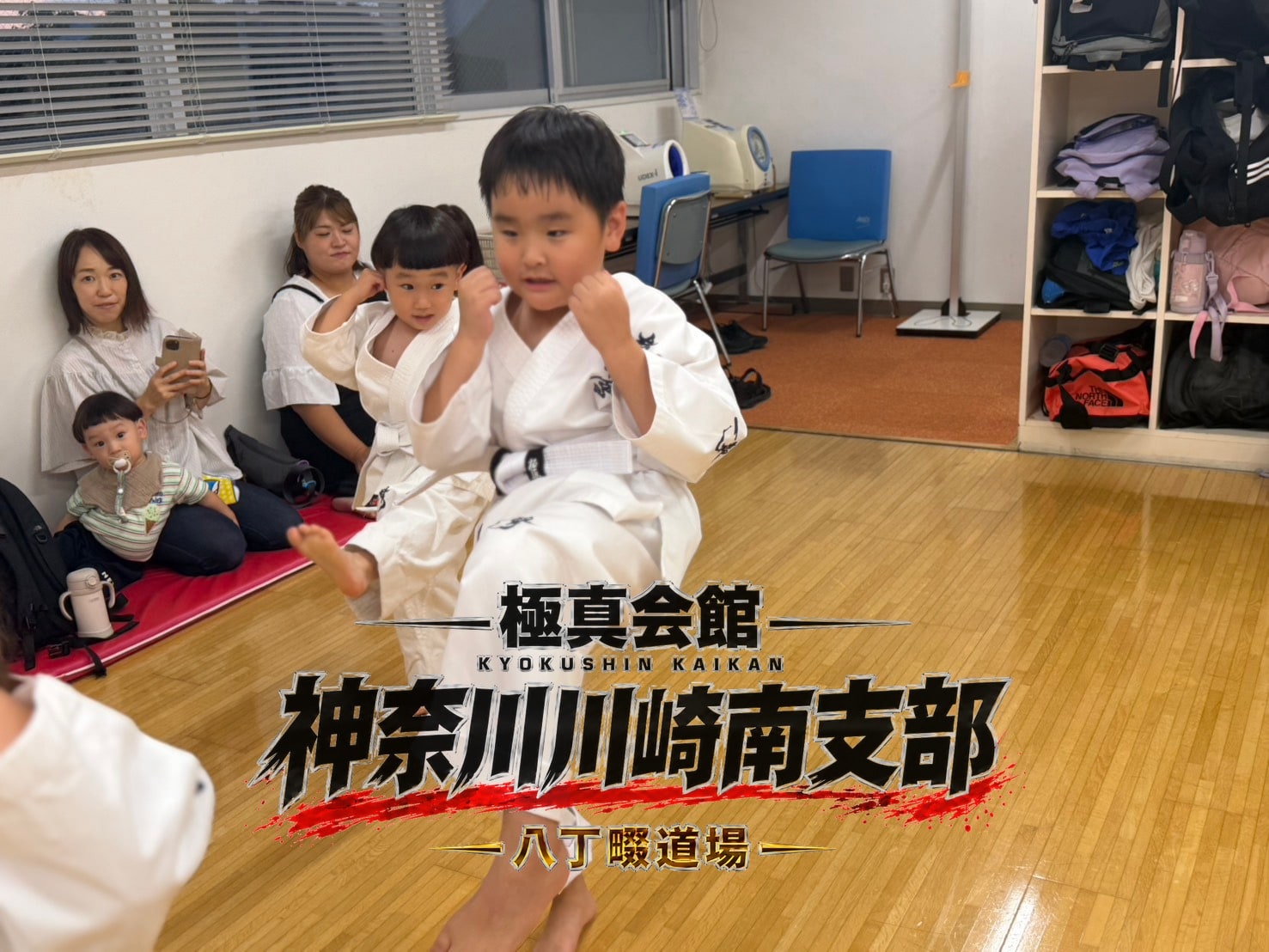 移動稽古で蹴りを練習する道場生