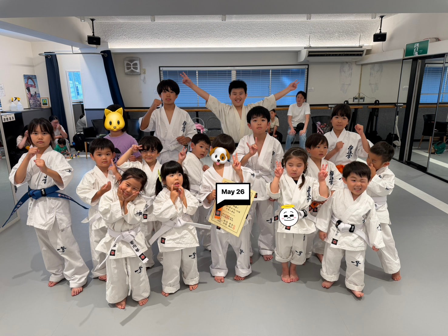 昇級審査合格者に帯と賞状を授与する様子」 loading=