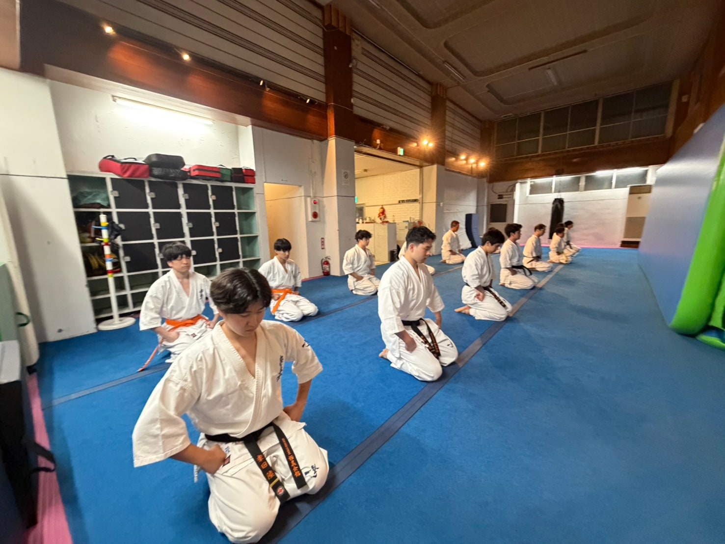 稽古後の正座・礼の様子