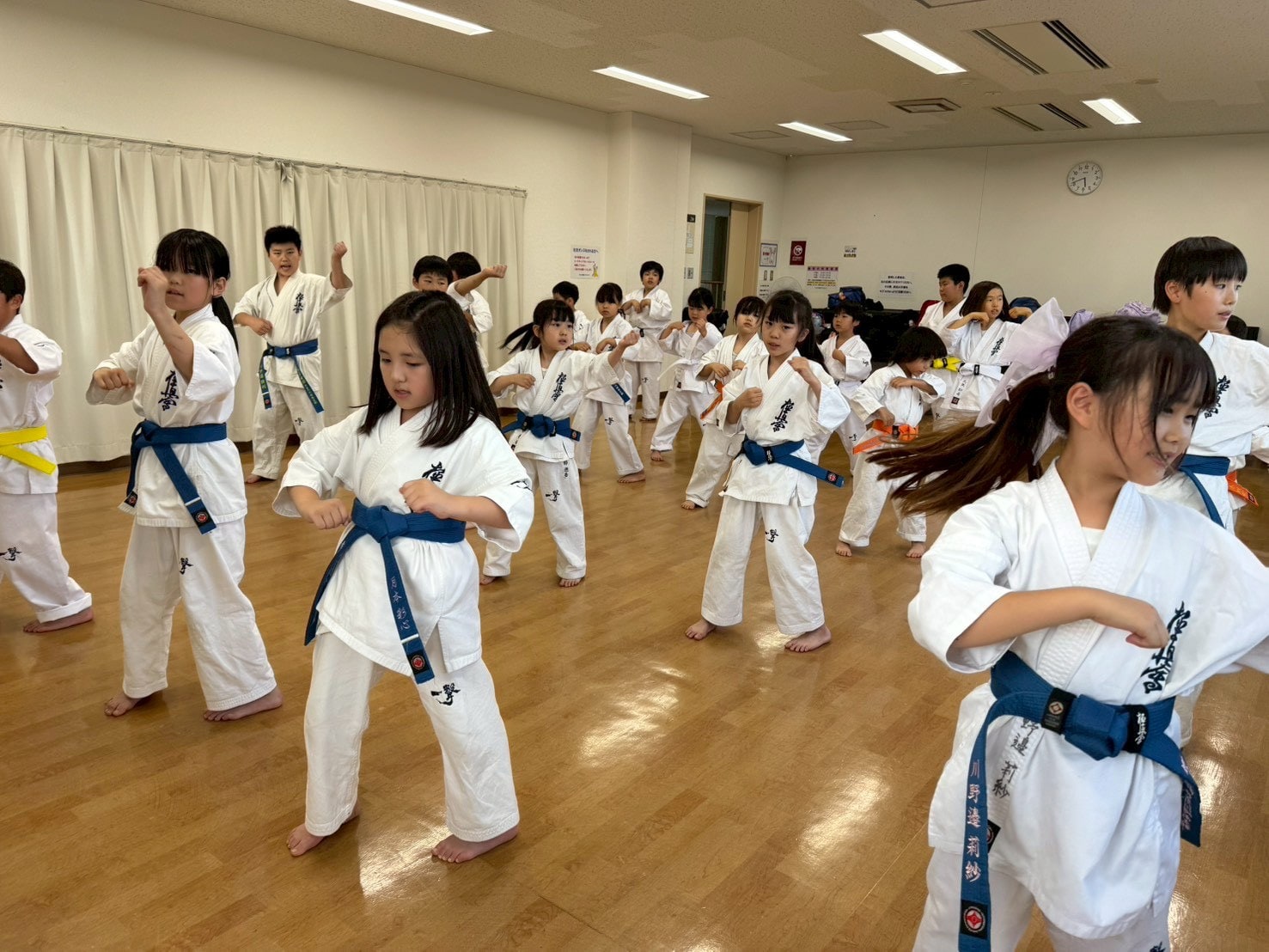少年クラスの基本突き稽古の様子