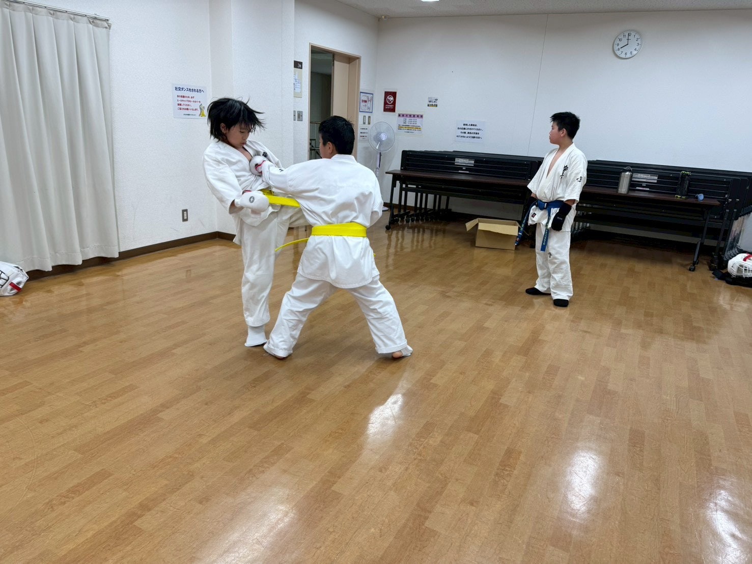 組手で打ち合う様子