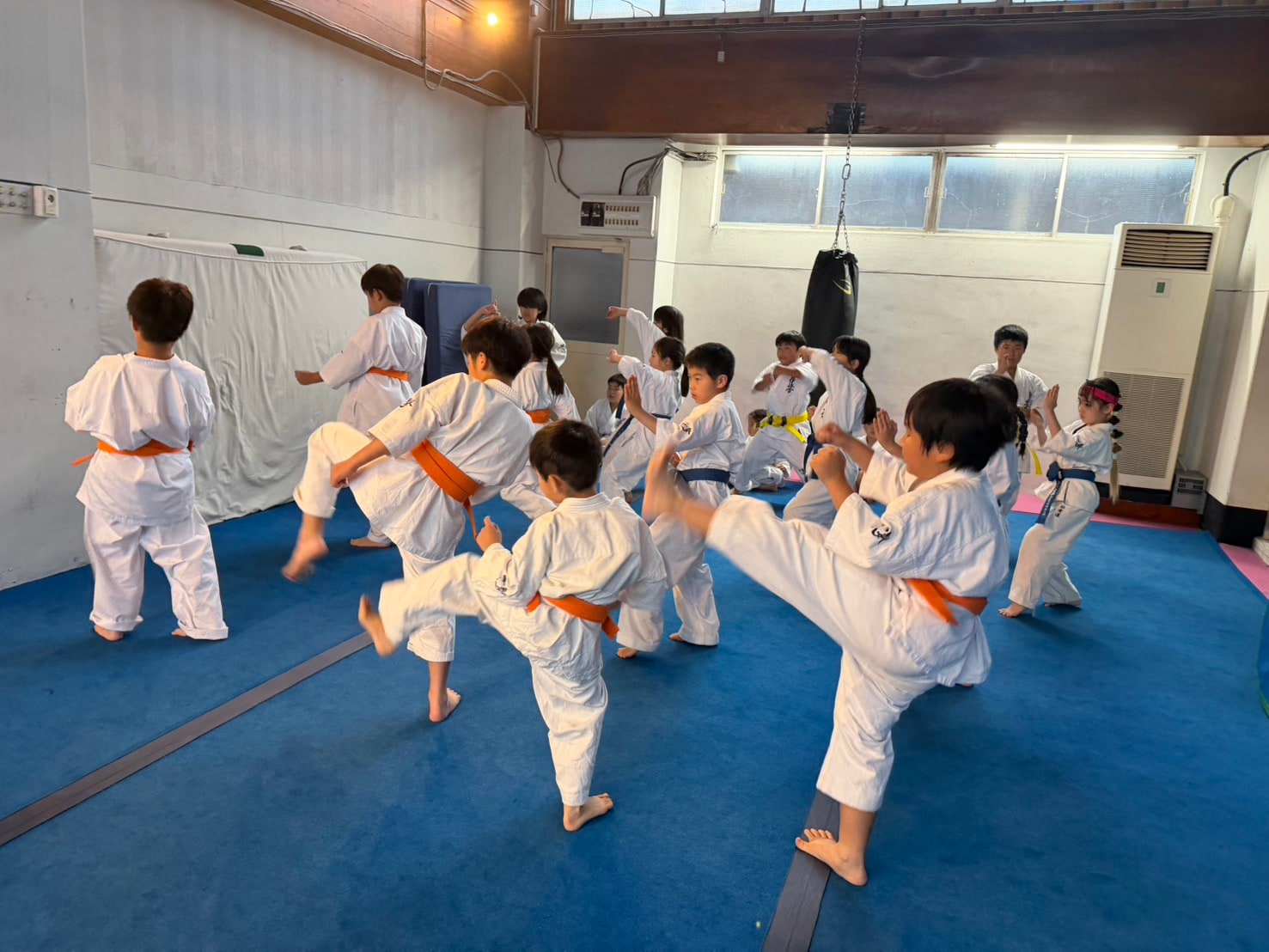 御幸道場 少年少女クラス 蹴り稽古の様子