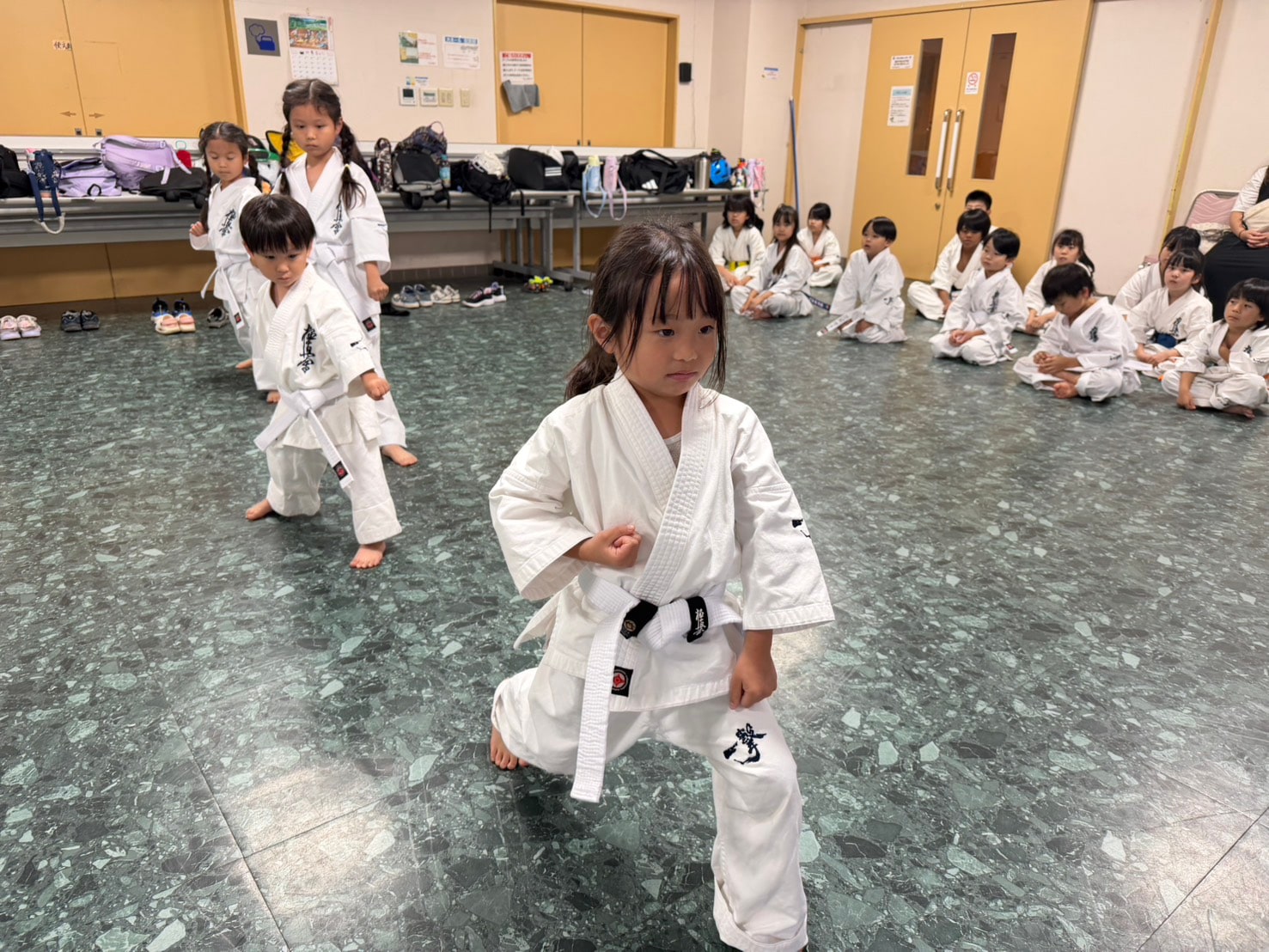 型稽古で構えを披露する生徒